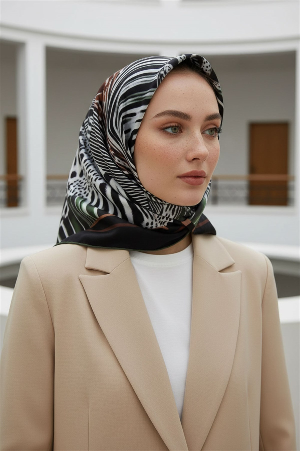%100 Twill İpek Geometrik Desenli Siyah - Haki Renkli 90x90 Eşarp Dikim Şekli : El Dikişi