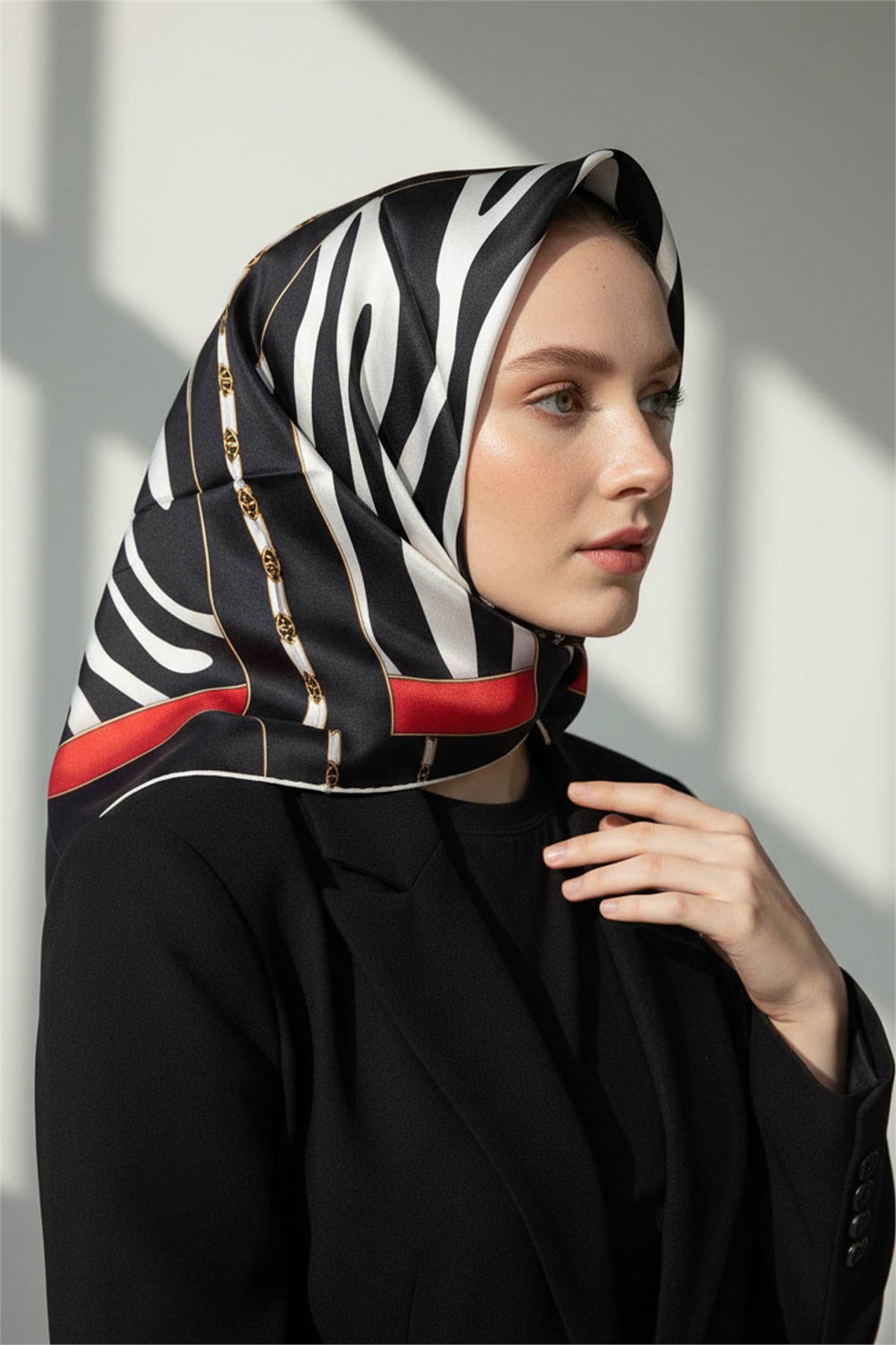 %100 Twill İpek Zebra Desenli Siyah - Kırmızı Renkli 90x90 Eşarp Kenar Dikiş Şekli El Dikişli