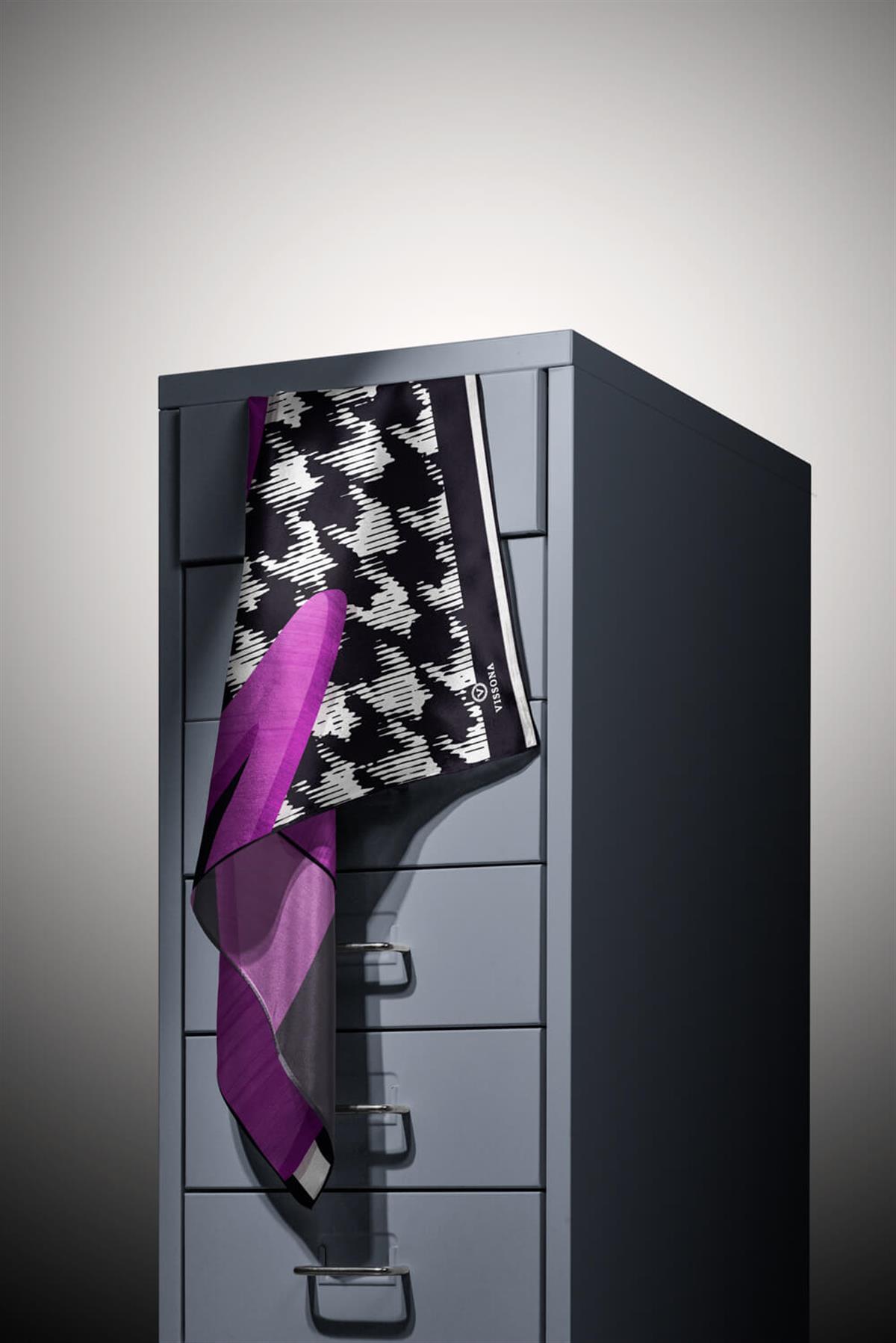 %100 Twill İpek Kazayağı Desenli Fuşya - Siyah Renkli 90x90 Eşarp Kenar Dikiş Şekli El Dikişli