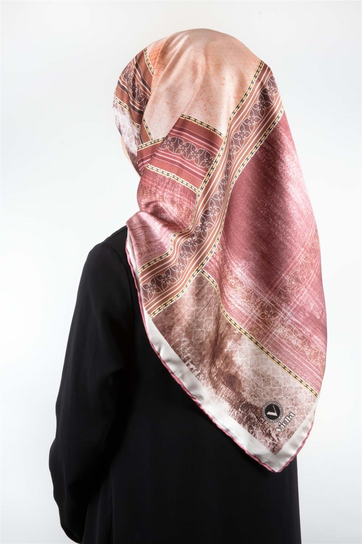 Twill Dokulu Ve Geometrik Desenli Pudra Renkli 90x90 Eşarp (İpek İçermez) Dikim Şekli : El Dikişi