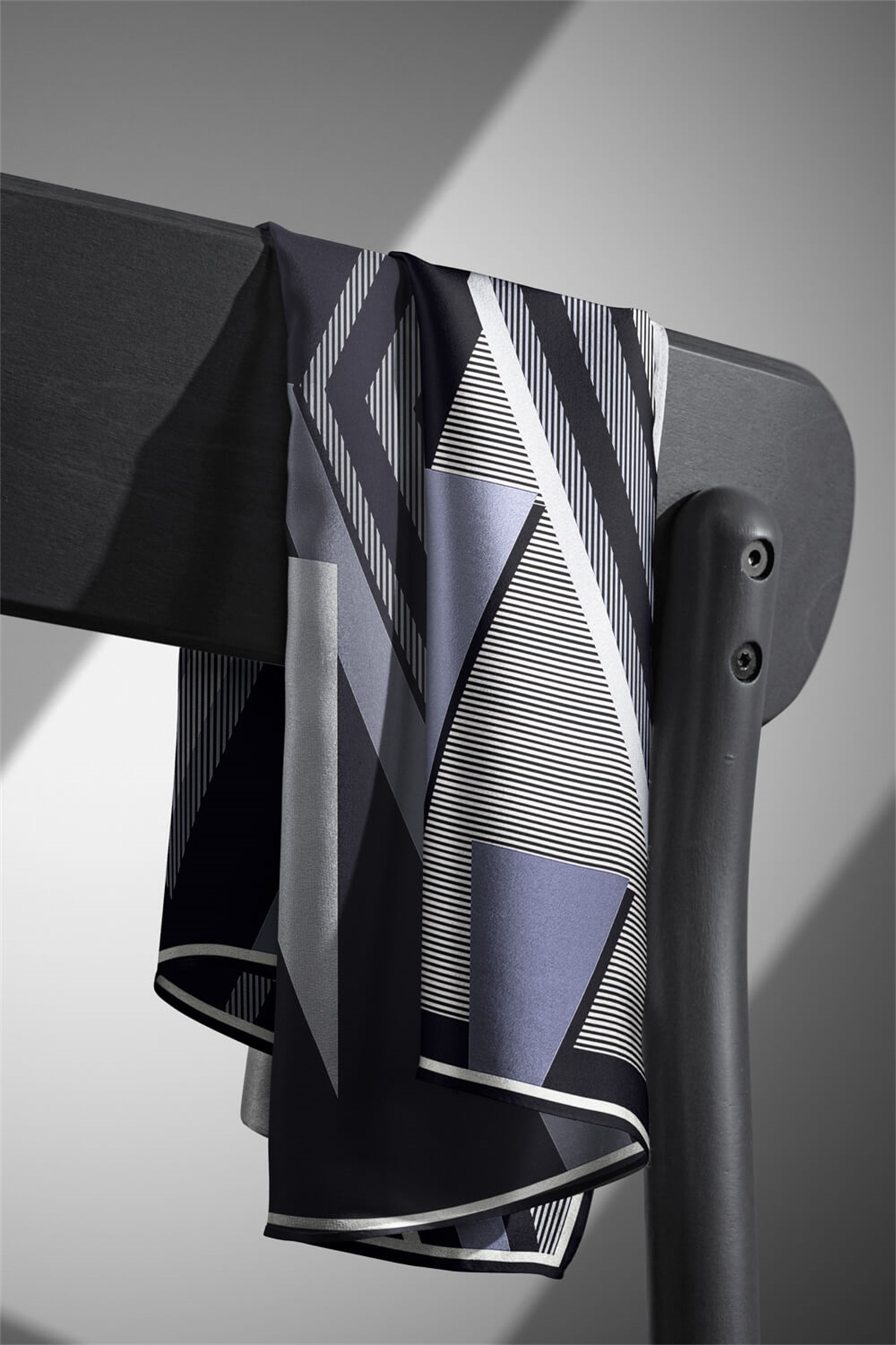% 57 İPEK % 43 VİSKON Twill İpek Geometrik Desenli Gri - Siyah Renkli 90x90 Eşarp Dikim Şekli : El Dikişi