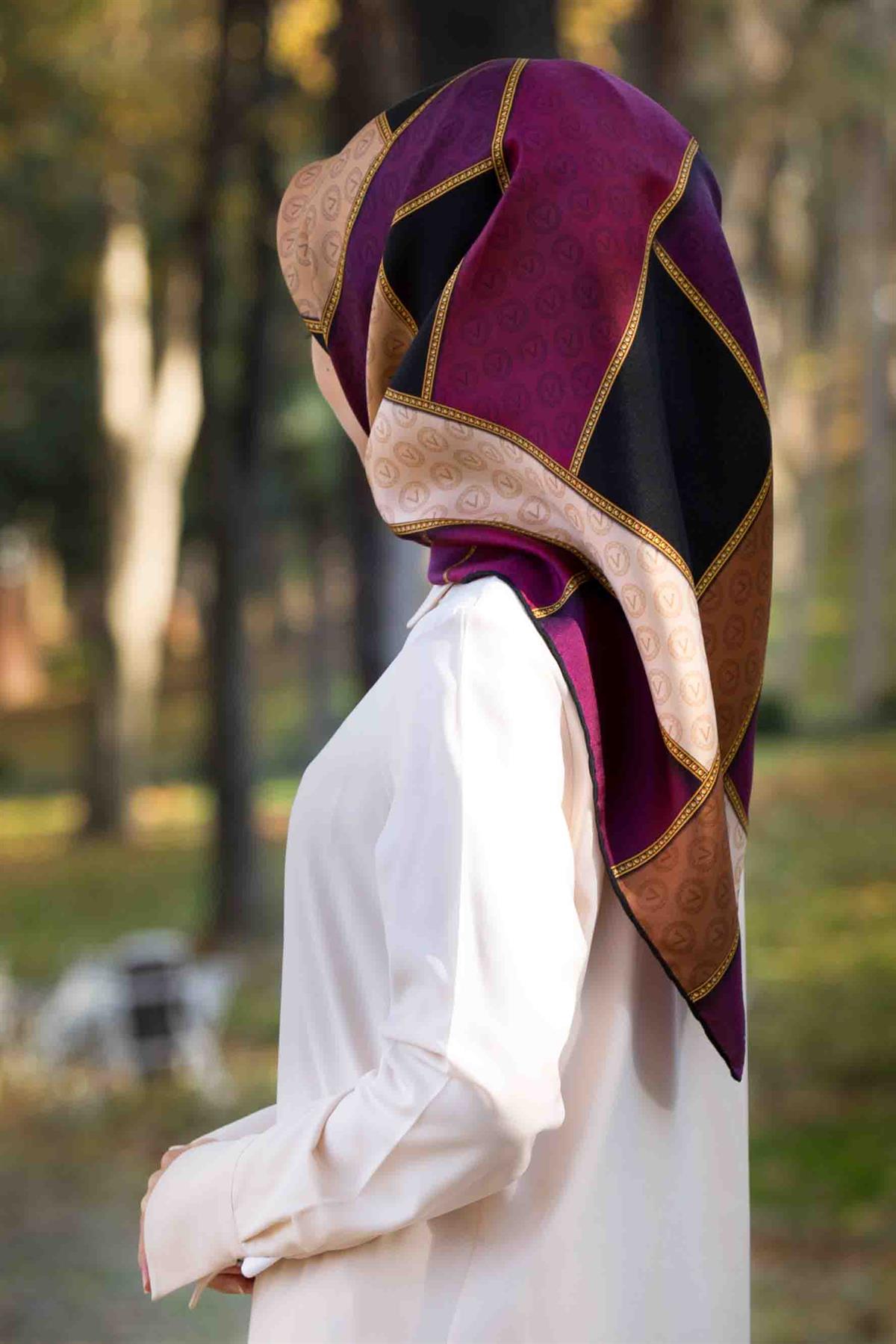 %100 Twill İpek Geometrik Desenli Siyah - Mürdüm Renkli 90x90 Eşarp Dikim Şekli : El Dikişi