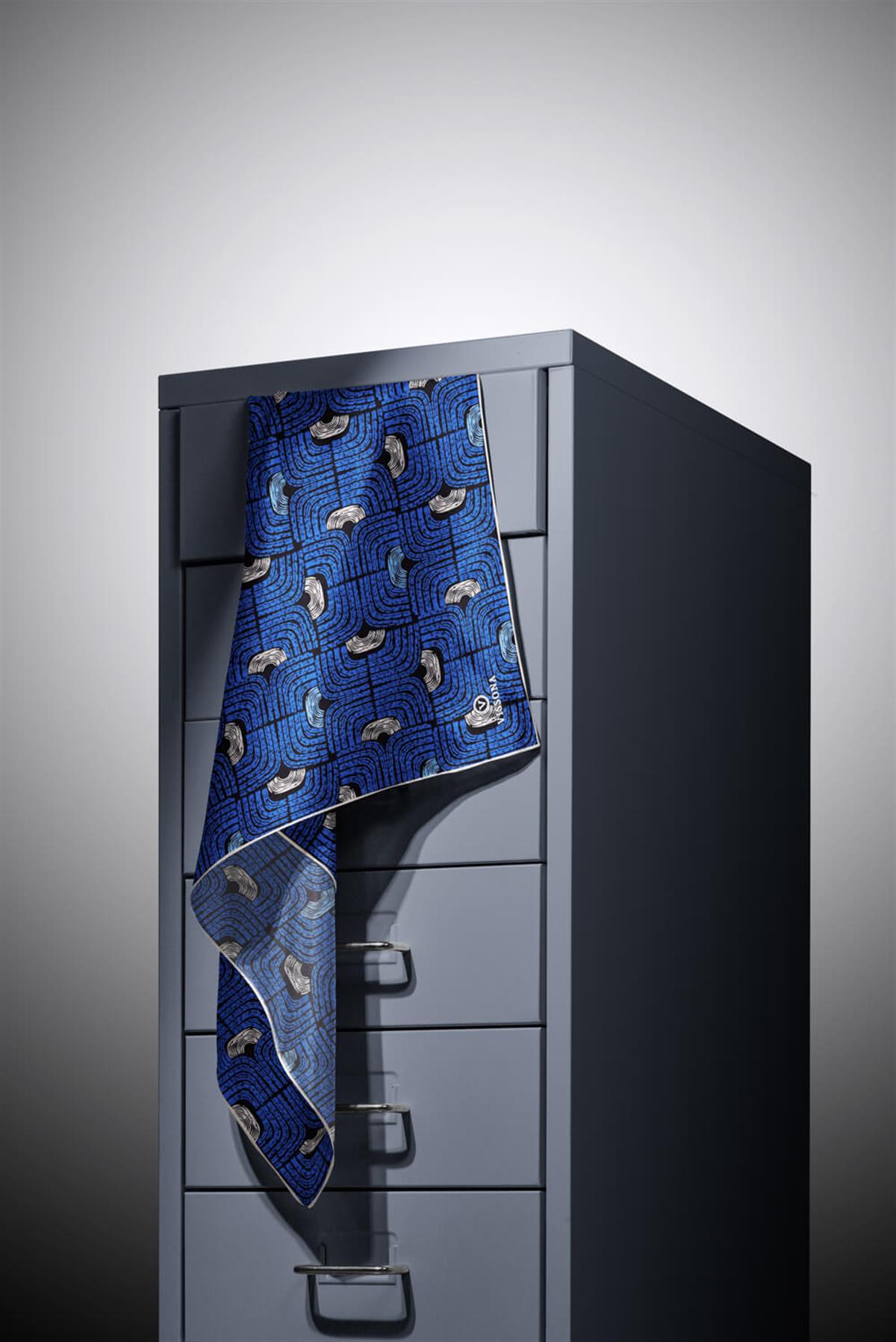 %100 Twill İpek Geometrik Desenli Saks - Siyah Renkli 90x90 Eşarp Dikim Şekli : El Dikişi