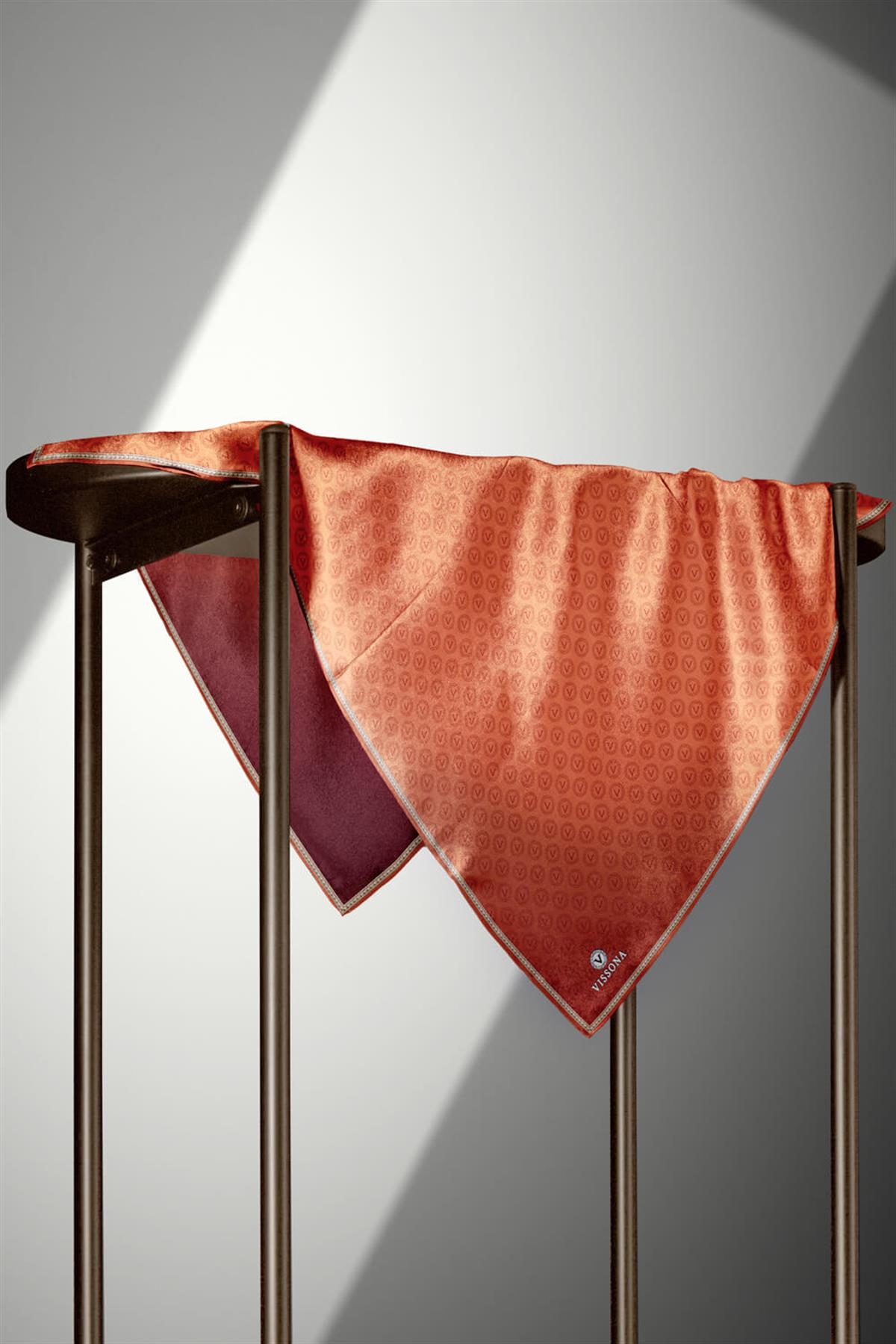 % 57 İPEK % 43 VİSKON Twill İpek Monogram Desenli Taba Renkli 90x90 Eşarp Dikim Şekli : El Dikişi