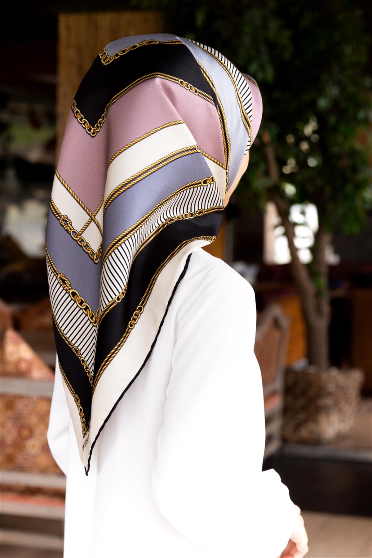 %100 Twill İpek Zincir Detaylı Geometrik Desenli Gri - Pudra Renkli 90x90 Eşarp Dikim Şekli : El Dikişi