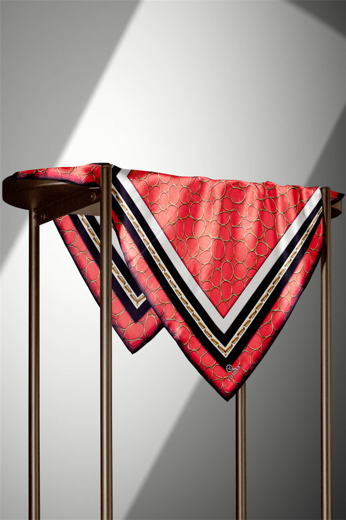 %100 Twill İpek Zincir Desenli Narçiçeği - Siyah Renkli 90x90 Eşarp Kenar Dikiş Şekli El Dikişli