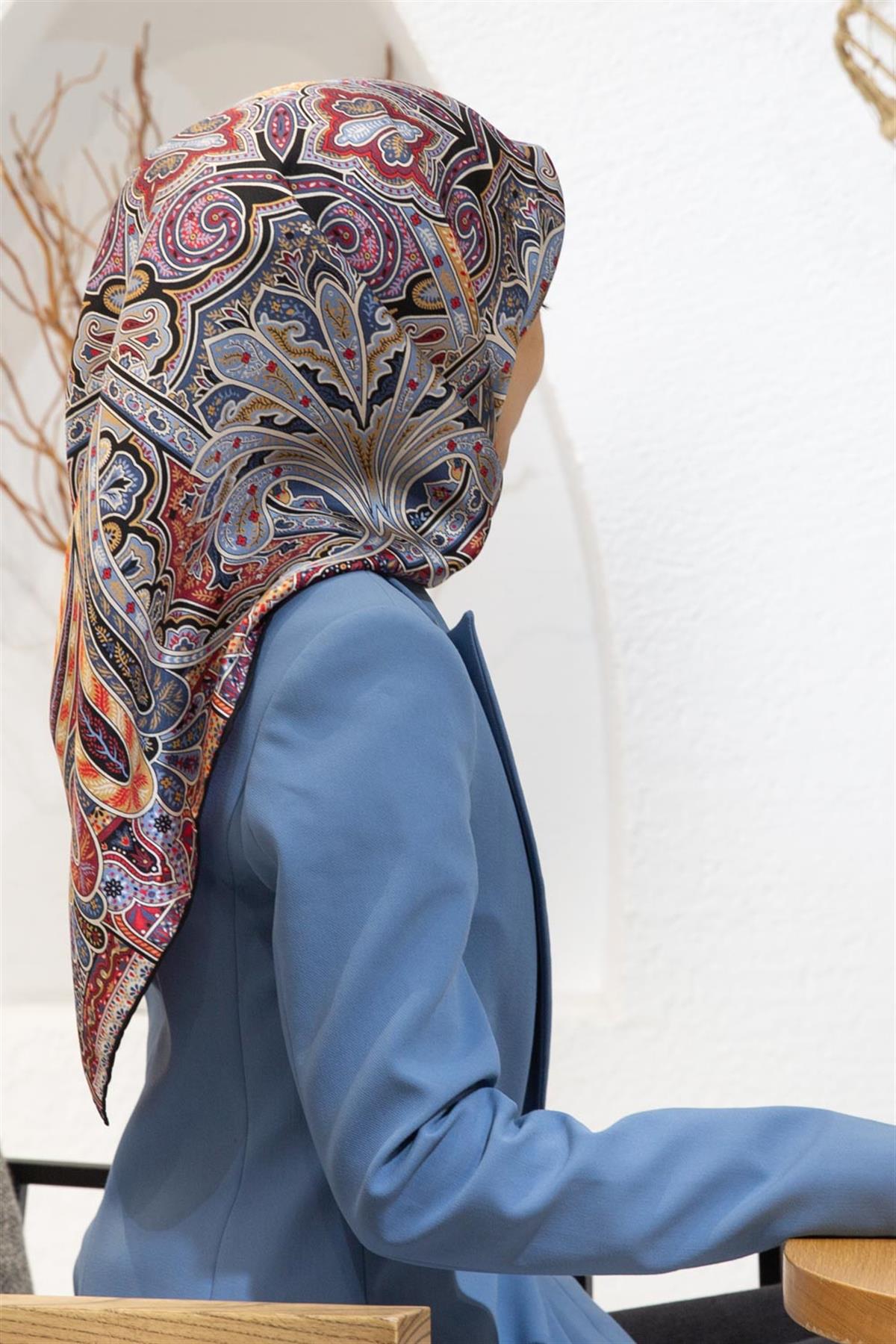 100% Twill İpek Etnik Desenli Bordo - İndigo Renkli 90x90 Dikim Şekli : El Dikişi Eşarp