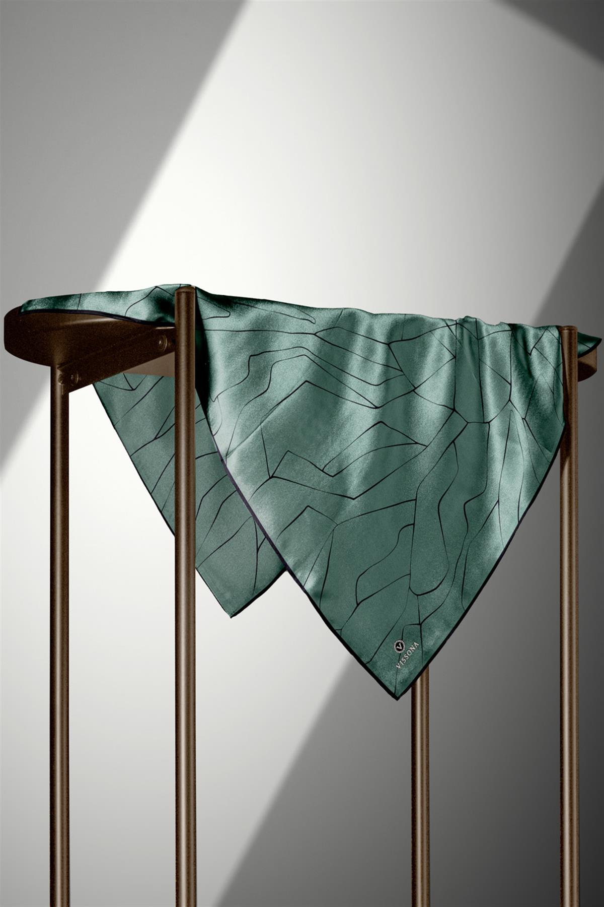 %100 Twill İpek Çizgi Desenli Mint Yeşili - Siyah Renkli 90x90 Eşarp Dikim Şekli : El Dikişi