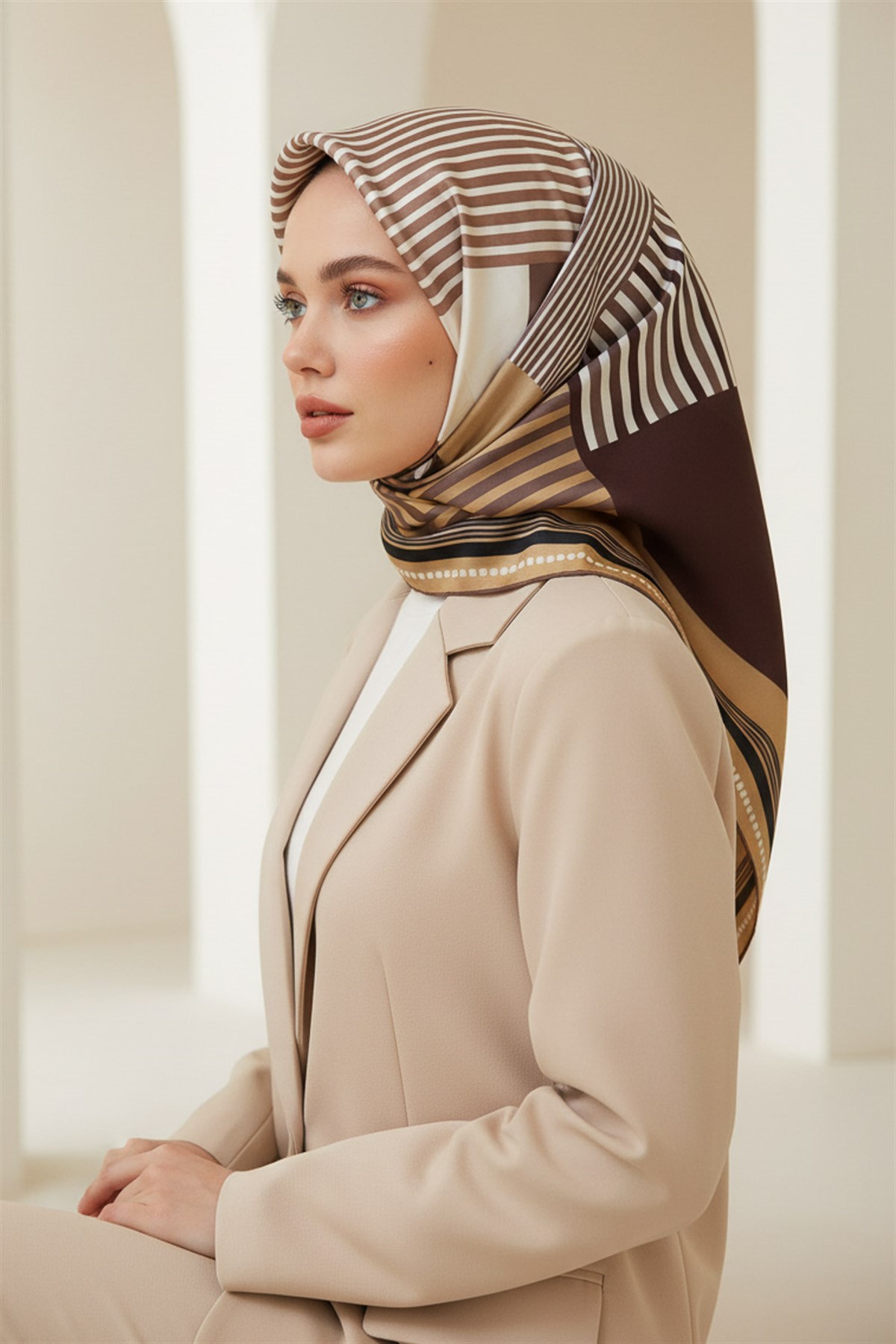 %100 Twill İpek Geometrik Desenli Gold - Kahverengi Renkli 90x90 Eşarp Dikim Şekli : El Dikişi