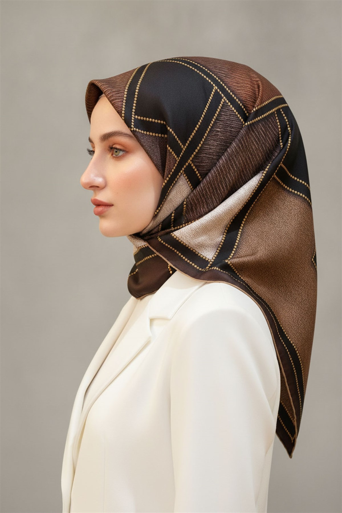 100% Twill İpek Gold Detaylı Kare Desenli Kahverengi - Bej Renkli 90x90 Dikim Şekli : El Dikişi