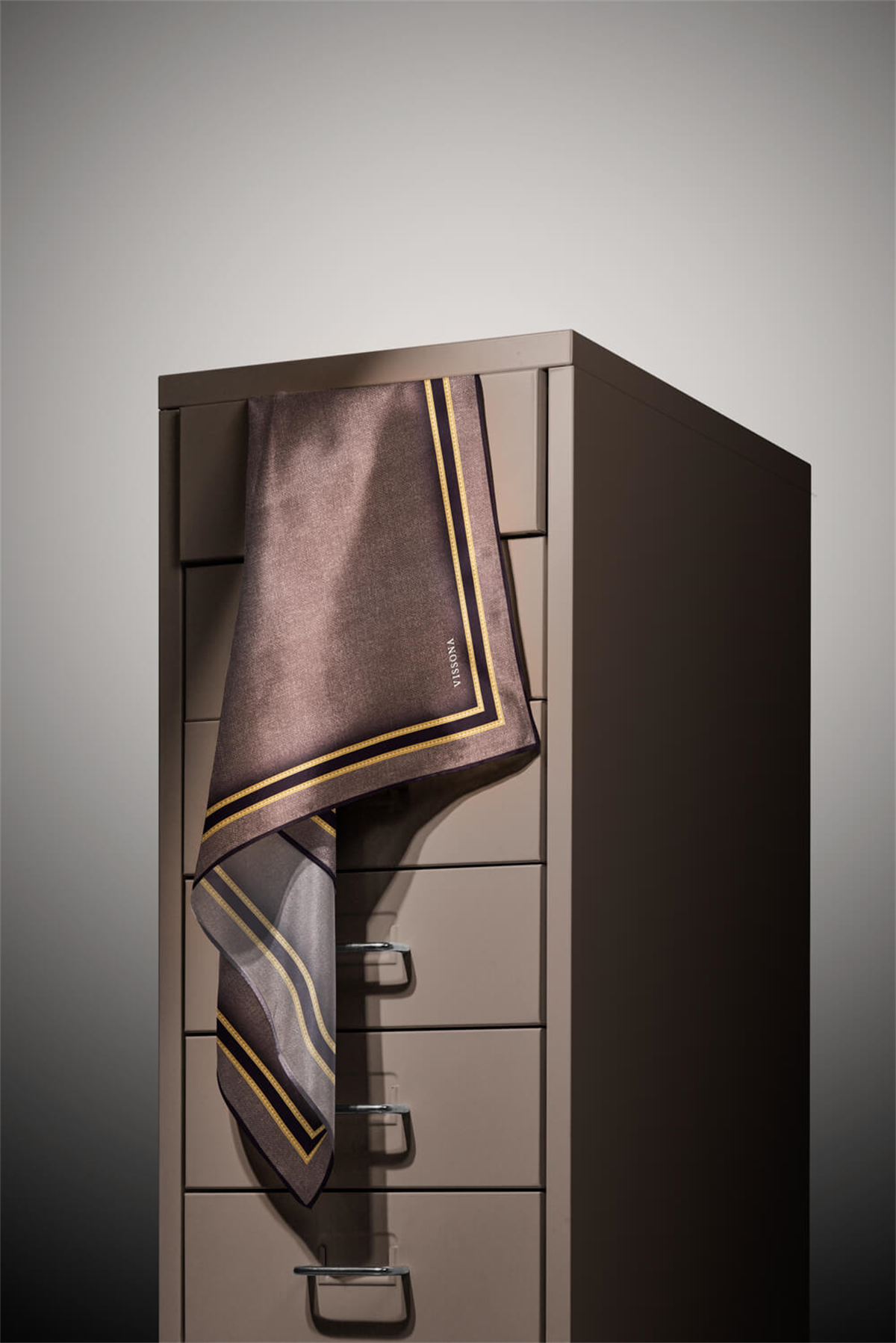 % 57 İPEK % 43 VİSKON Twill İpek Dokulu Şerit Desenli Kahverengi - Siyah Renkli 90x90 Eşarp Dikim Şekli : El Dikişi