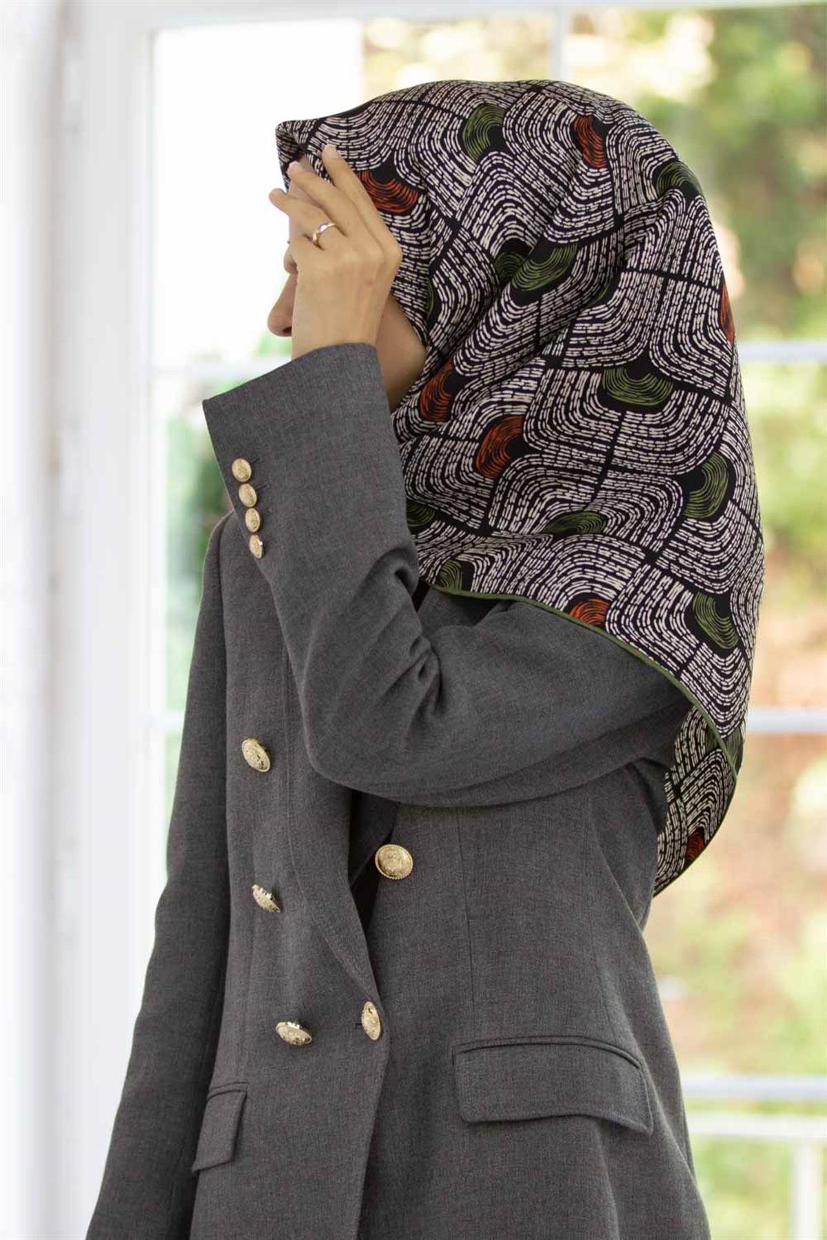 %100 Twill İpek Geometrik Desenli Taba - Haki Renkli 90x90 Eşarp Dikim Şekli : El Dikişi