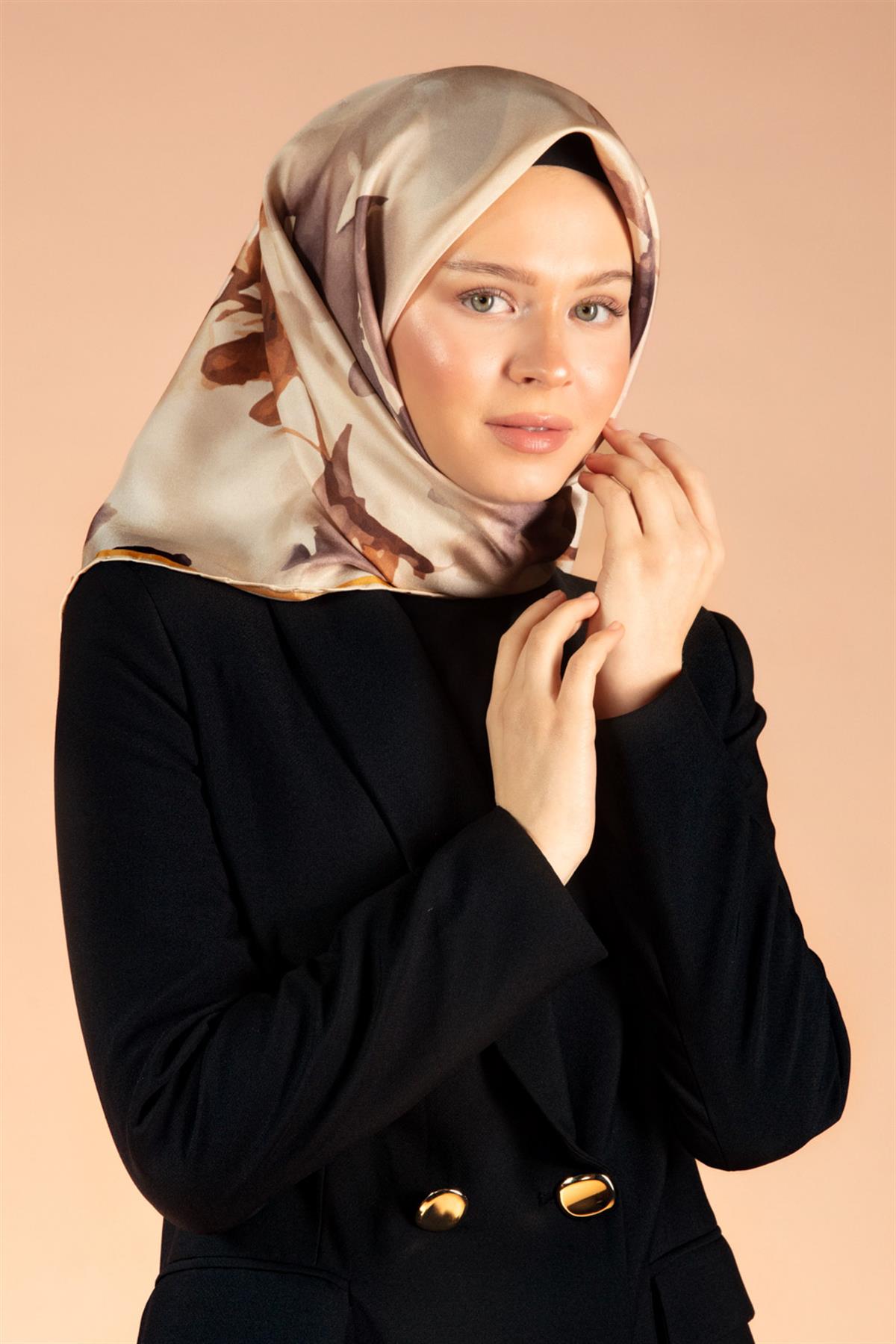 %100 Twill İpek Yaprak Desenli Bej - Hardal Renkli 90x90 Eşarp Dikim Şekli : El Dikişi