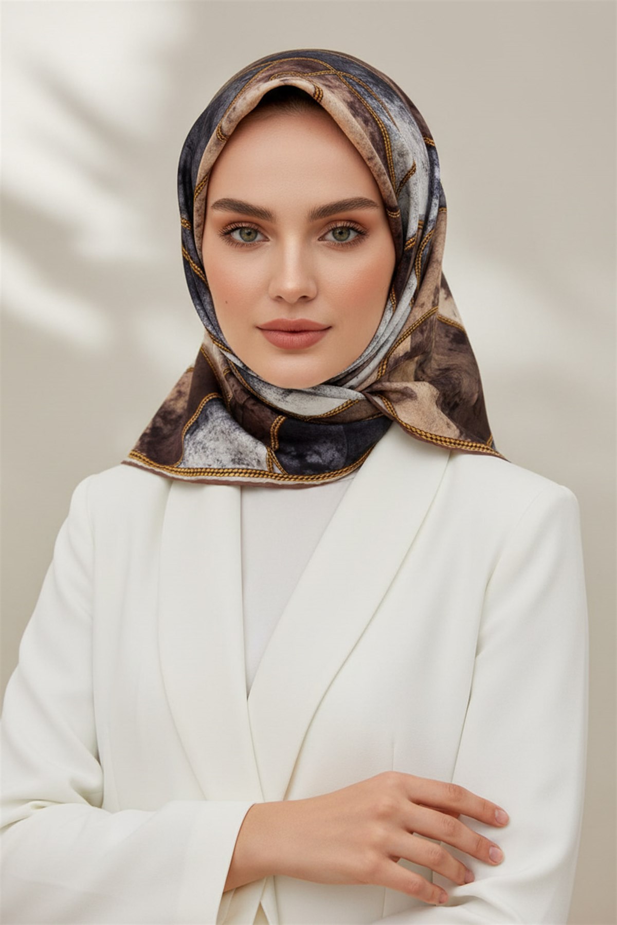 % 57 İPEK % 43 VİSKON Twill İpek Zincirli Mermer Desenli Bej - Gri Renkli 90x90 Eşarp Dikim Şekli : El Dikişi