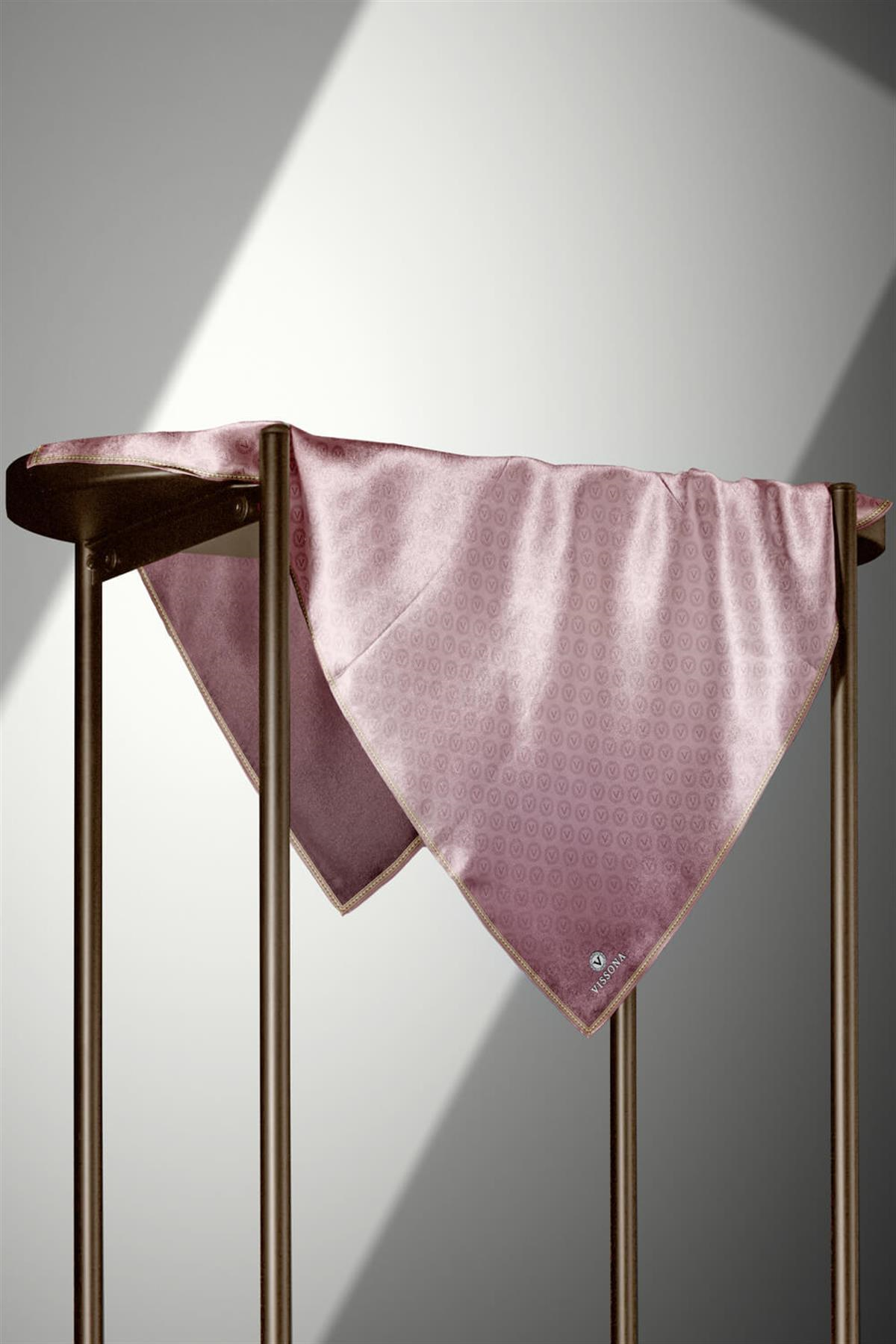 % 57 İPEK % 43 VİSKON Twill İpek Monogram Desenli Pudra - Gold Renkli 90x90 Eşarp Dikim Şekli : El Dikişi