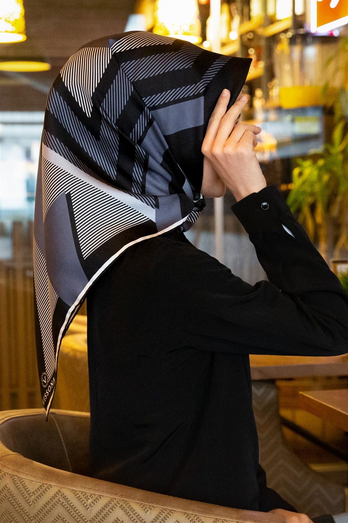% 57 İPEK % 43 VİSKON Twill İpek Geometrik Desenli Gri - Siyah Renkli 90x90 Eşarp Dikim Şekli : El Dikişi