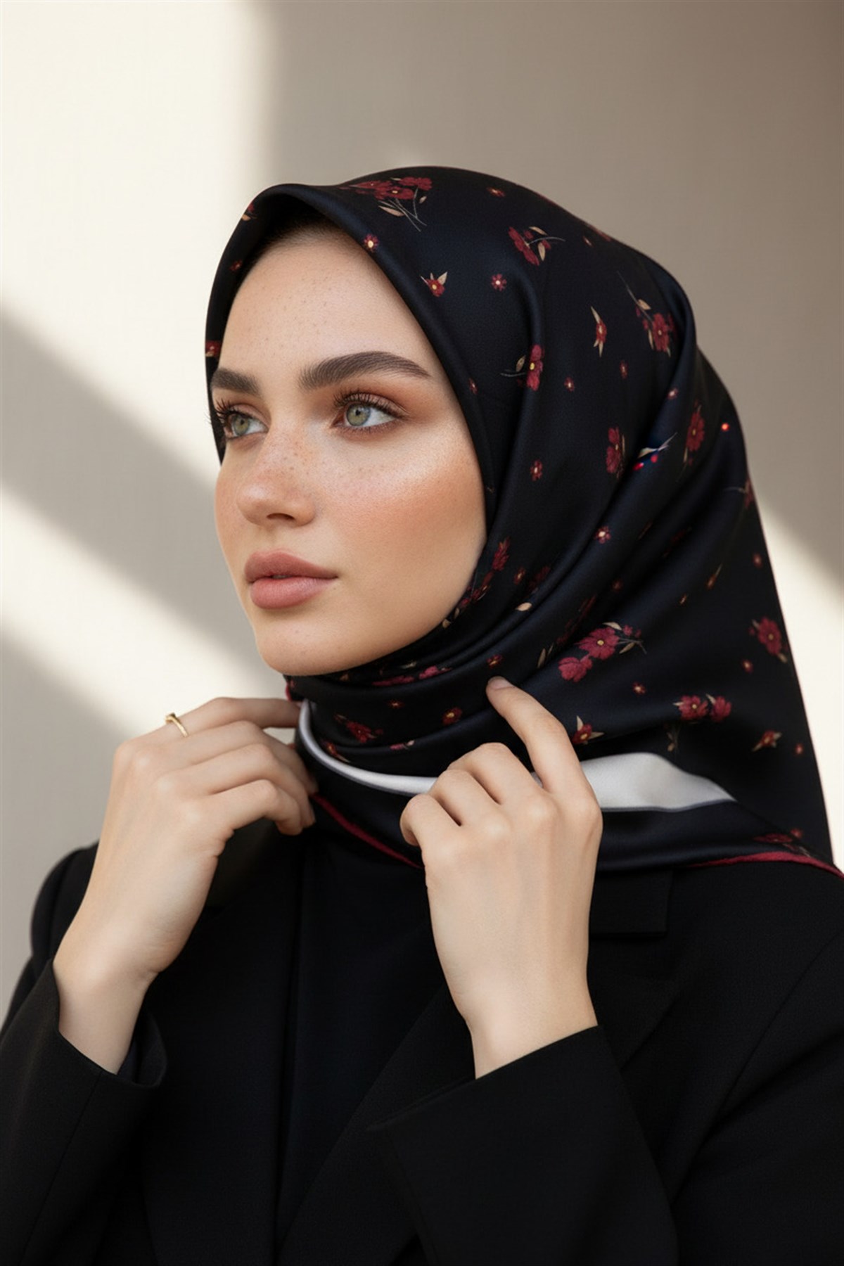 100% Twill İpek Bordürlü Çıtır Çiçek Desenli Siyah - Bordo Renkli 90x90 Dikim Şekli : El Dikişi Eşarp