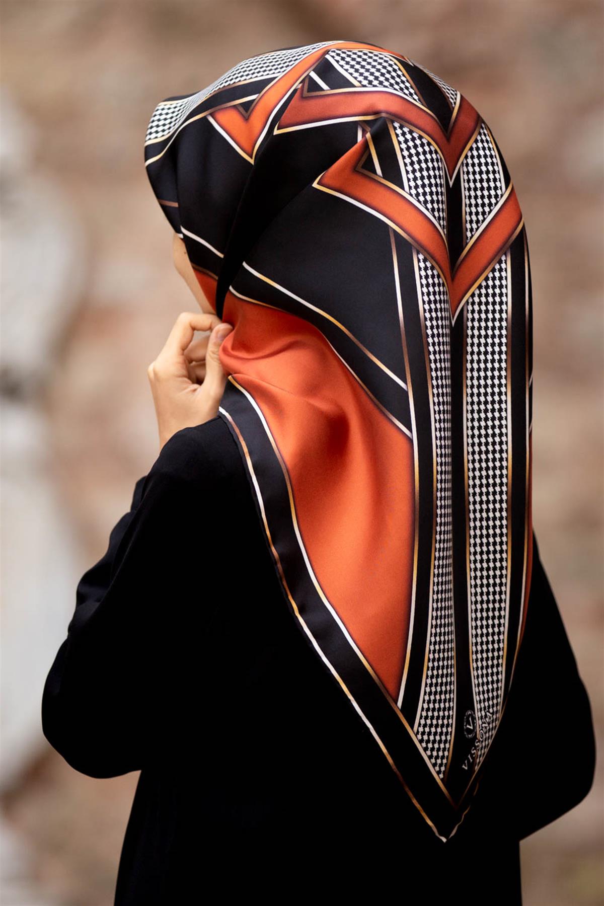 %100 Twill İpek Kareli Kazayaklı Desenli Taba - Siyah Renkli 90x90 Eşarp Kenar Dikiş Şekli El Dikişli