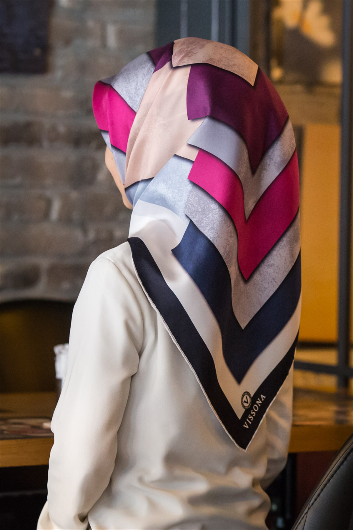 % 57 İPEK % 43 VİSKON Twill Geometrik Bulut  Desenli Mürdüm Fuşya Renkli 90x90 Eşarp Dikim Şekli: El Dikişi