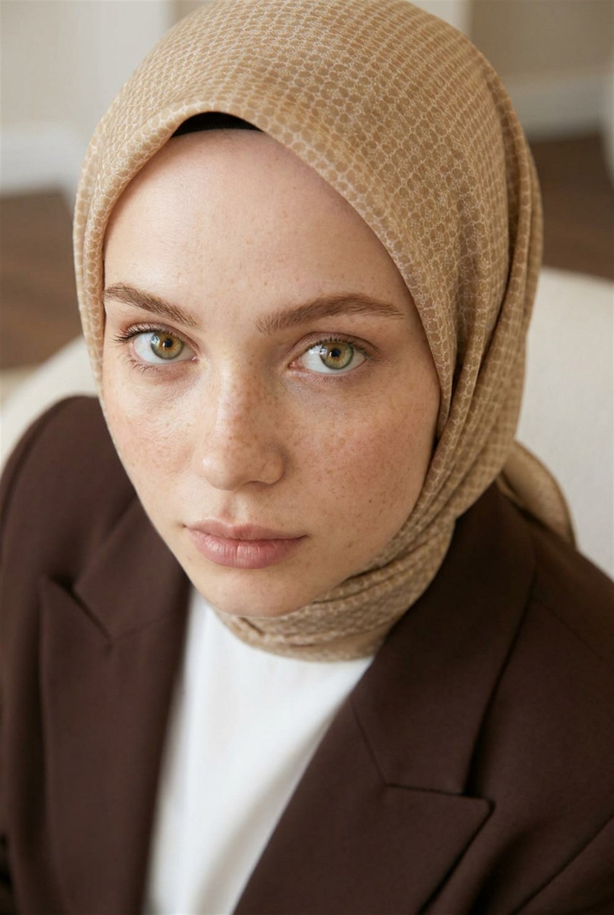 %100 Twill İpek Minik Motif Desenli Bej - Krem Renkli 90x90 Eşarp Dikim Şekli : El Dikişi