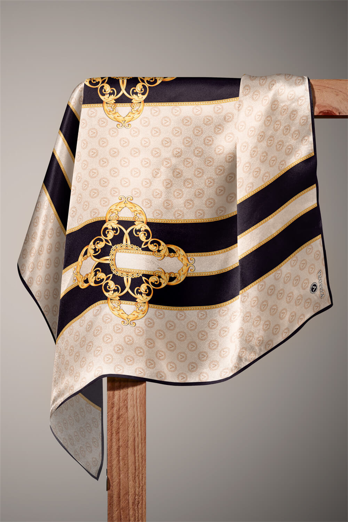 %100 Twill İpek Monogramlı Ve Barok Desenli Bej - Siyah Renkli 90x90 Eşarp Dikim Şekli : El Dikişi