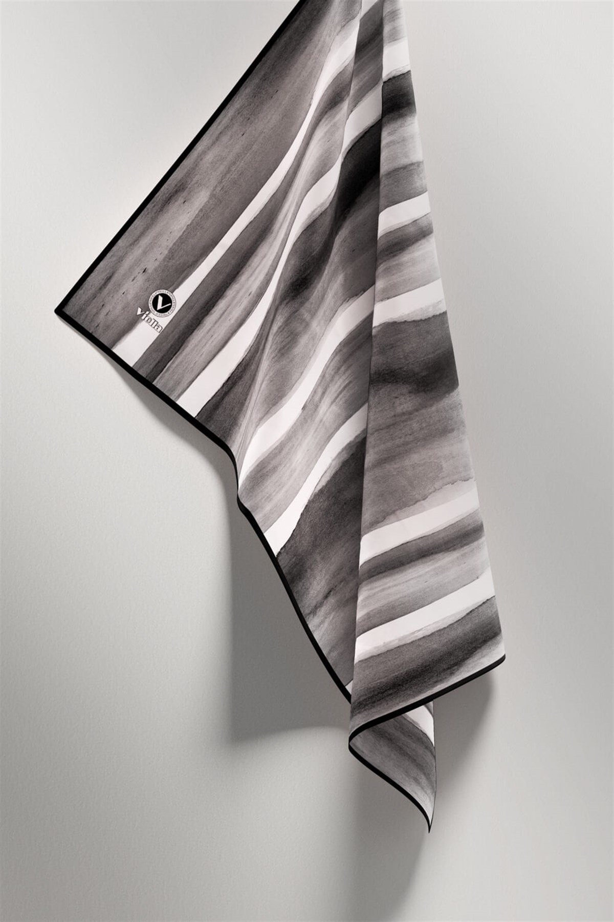 Twill Suluboya Çizgi Desenli Siyah - Beyaz Renkli 90x90 Eşarp (İpek İçermez) Kenar Dikiş Şekli El Dikişli