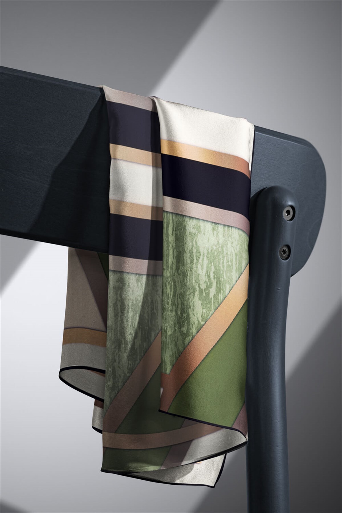 %100 Twill İpek Dokulu Ve Geometrik Desenli Gold - Haki Renkli 90x90 Eşarp Dikim Şekli : El Dikişi
