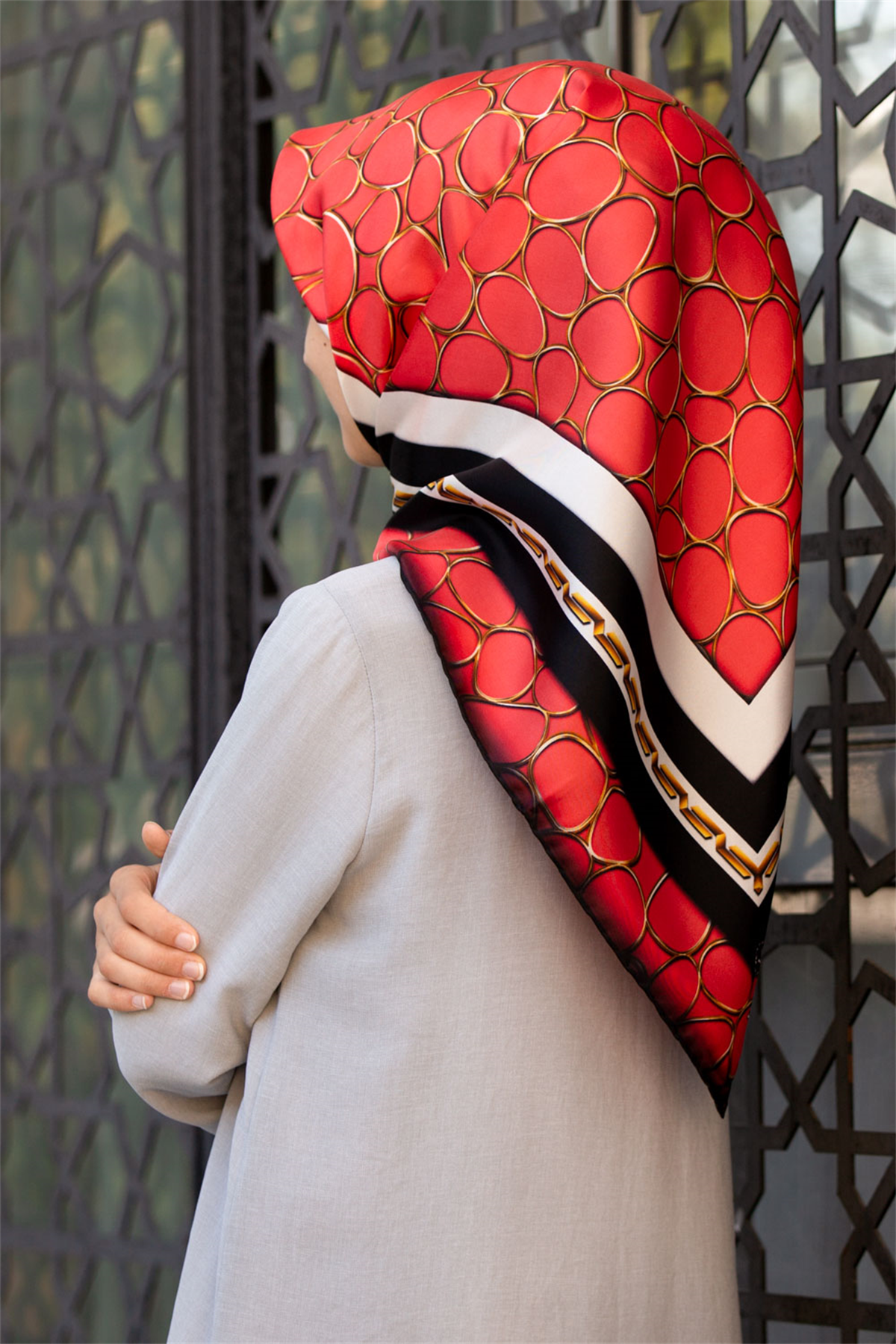 %100 Twill İpek Zincir Desenli Narçiçeği - Siyah Renkli 90x90 Eşarp Kenar Dikiş Şekli El Dikişli