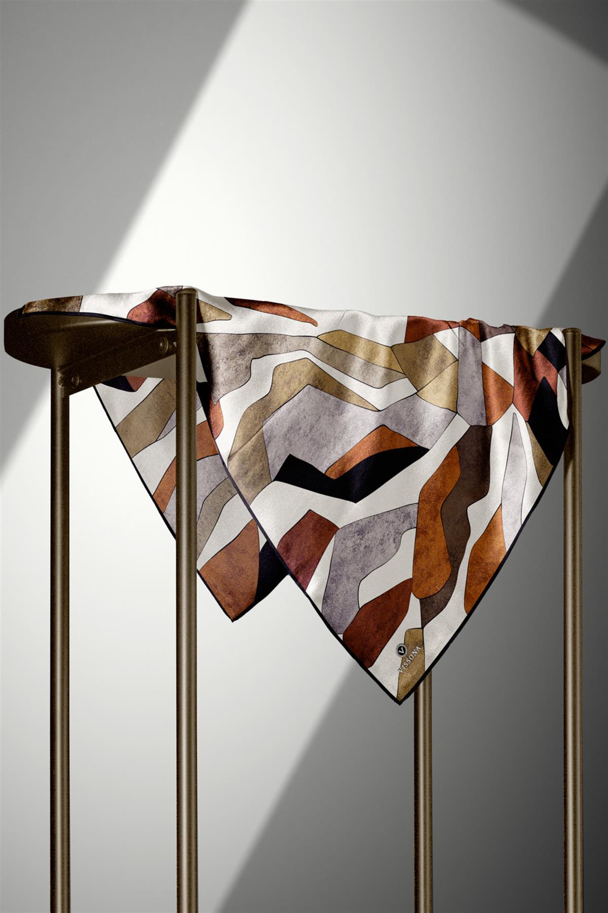 %100 Twill İpek Geometrik Desenli Bej - Taba Renkli 90x90 Eşarp Dikim Şekli : El Dikişi