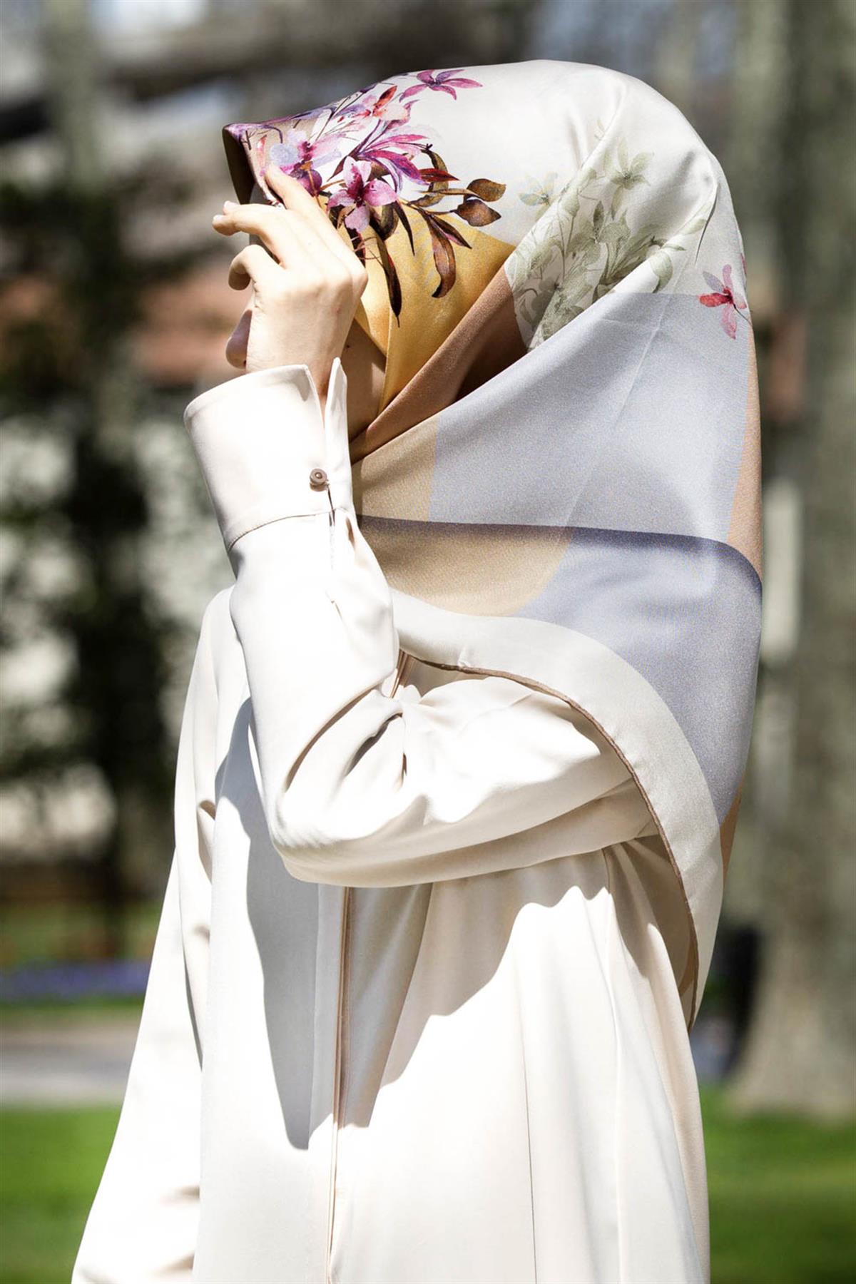 % 57 İPEK % 43 VİSKON Twill İpek Kareli Ve Çıtır Çiçek Desenli Bej - Gri Renkli 90x90 Eşarp Dikim Şekli : El Dikişi