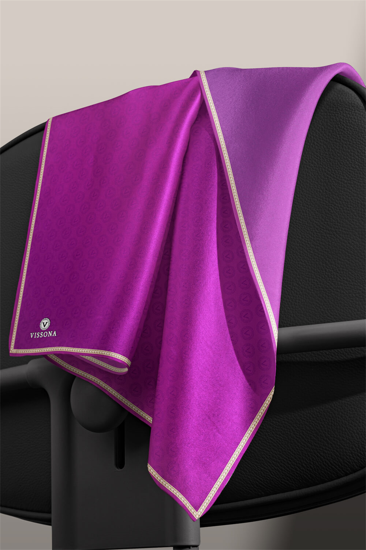 %100 Twill İpek Monogram Desenli Mürdüm Renkli 90x90 Eşarp Dikim Şekli : El Dikişi