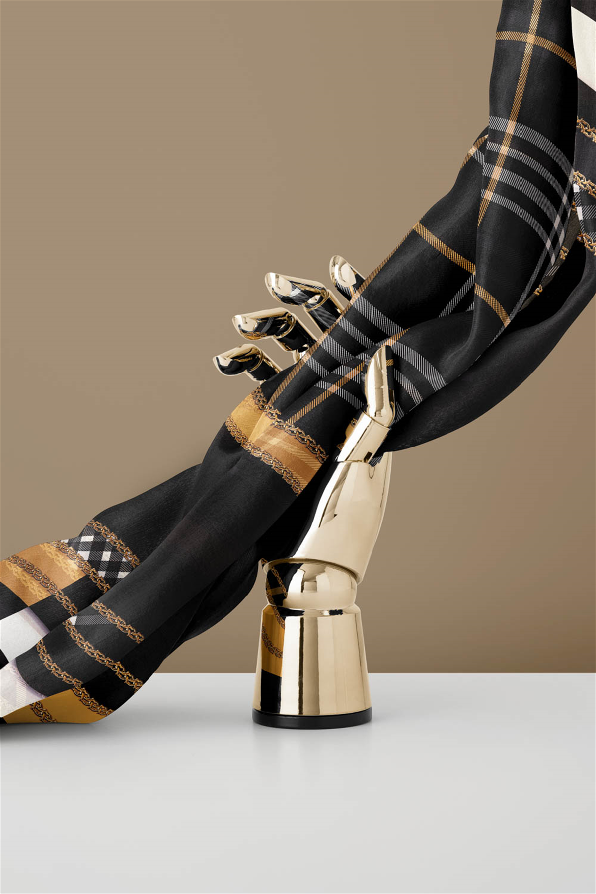 % 57 İPEK % 43 VİSKON Twill İpek Ekose Desenli Gold Renkli 90x90 Eşarp Dikim Şekli : El Dikişi