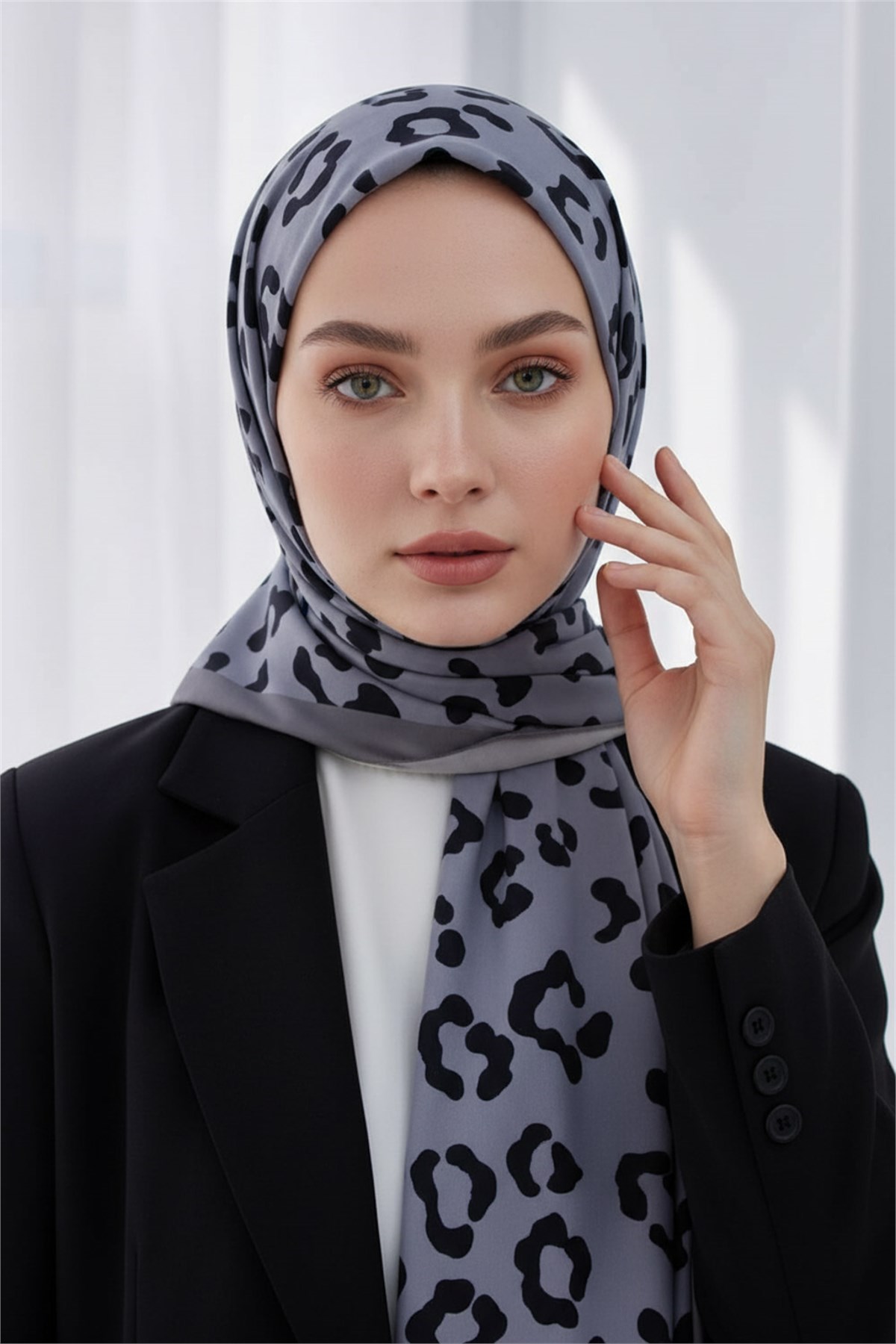 KREP LEOPAR DESENLİ GÜMÜŞ RENKLİ 75X195 KIRIŞMAZ ŞAL
