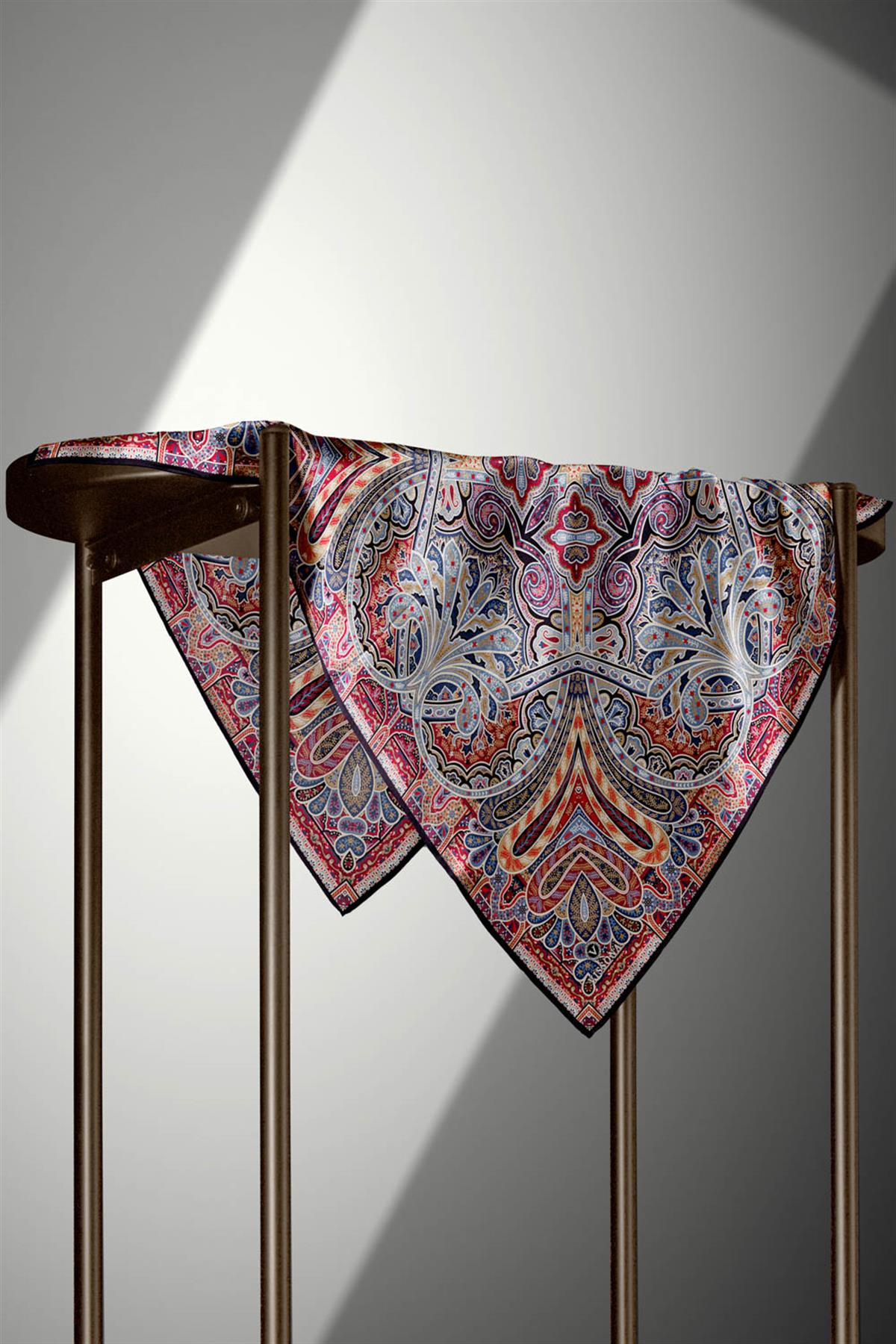 100% Twill İpek Etnik Desenli Bordo - İndigo Renkli 90x90 Dikim Şekli : El Dikişi Eşarp