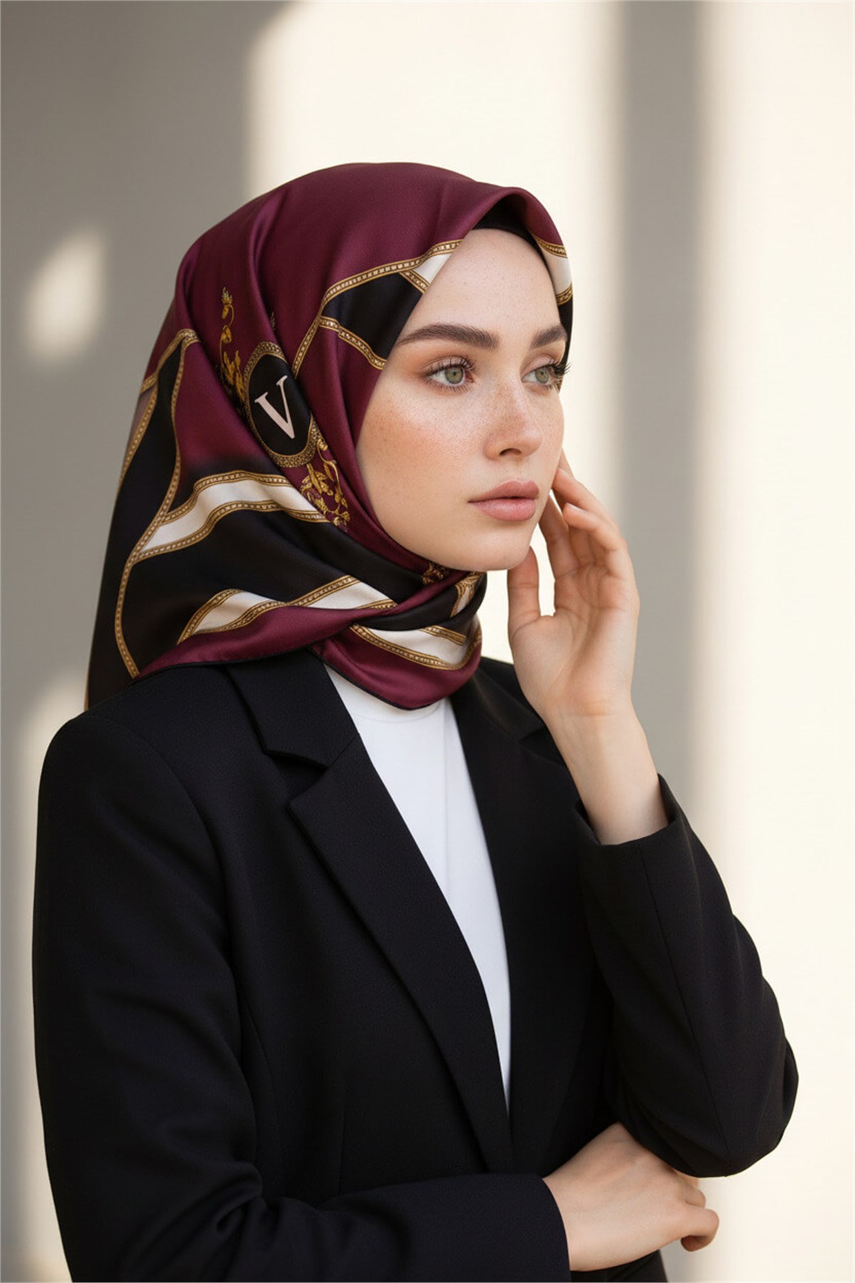 %100 Twill İpek Baroklu Ve Geometrik Desenli Bordo - Siyah Renkli 90x90 Eşarp Dikim Şekli : El Dikişi