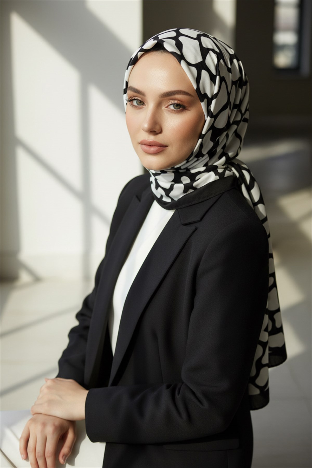 KREP GEOMETRİK DESENLİ SİYAH - BEYAZ RENKLİ 75X195 KIRIŞMAZ ŞAL