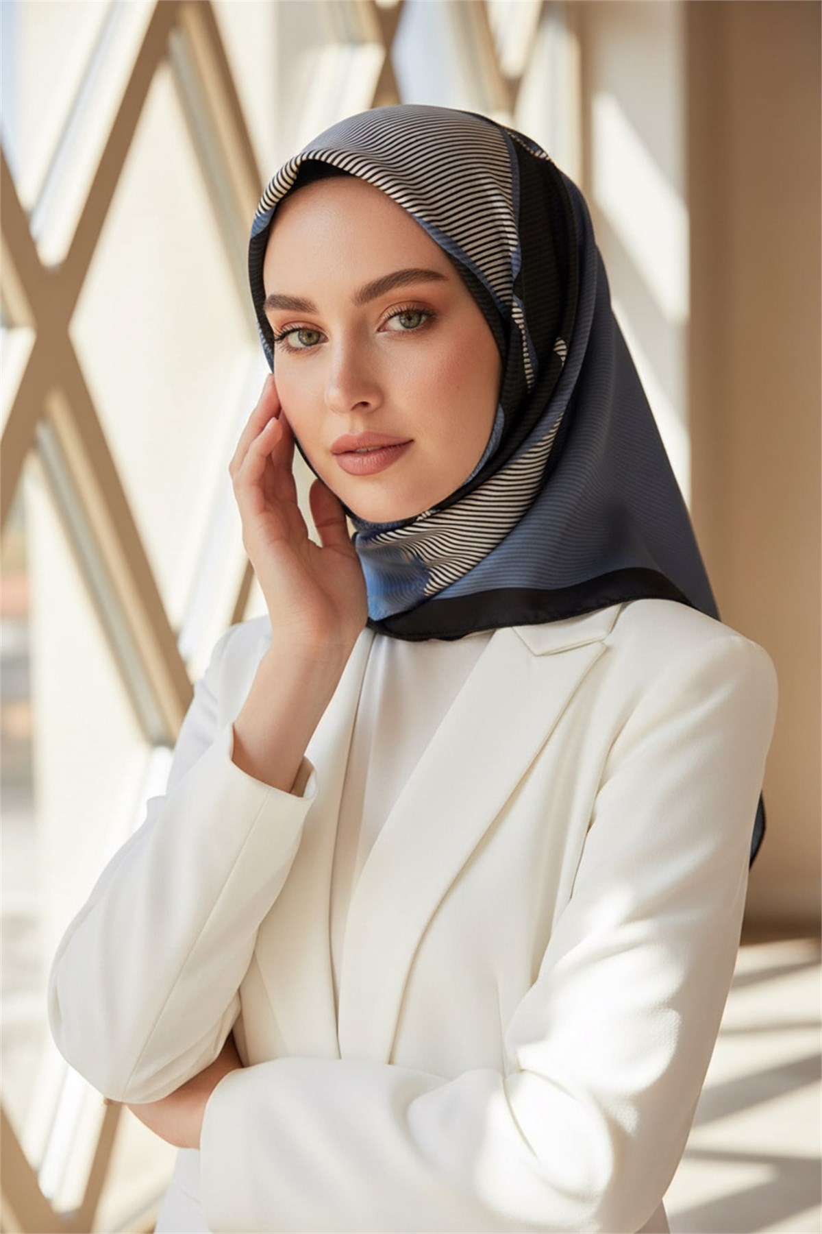 %100 Twill İpek Geometrik Desenli İndigo Renkli 90x90 Eşarp Dikim Şekli : El Dikişi