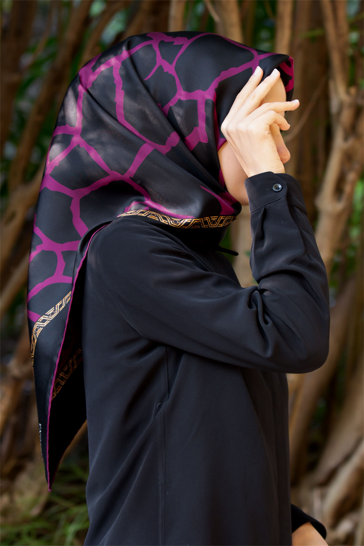 %100 Twill Taş Desenli Mürdüm - Siyah Renkli 90x90 Eşarp Dikim Şekli: El Dikişi