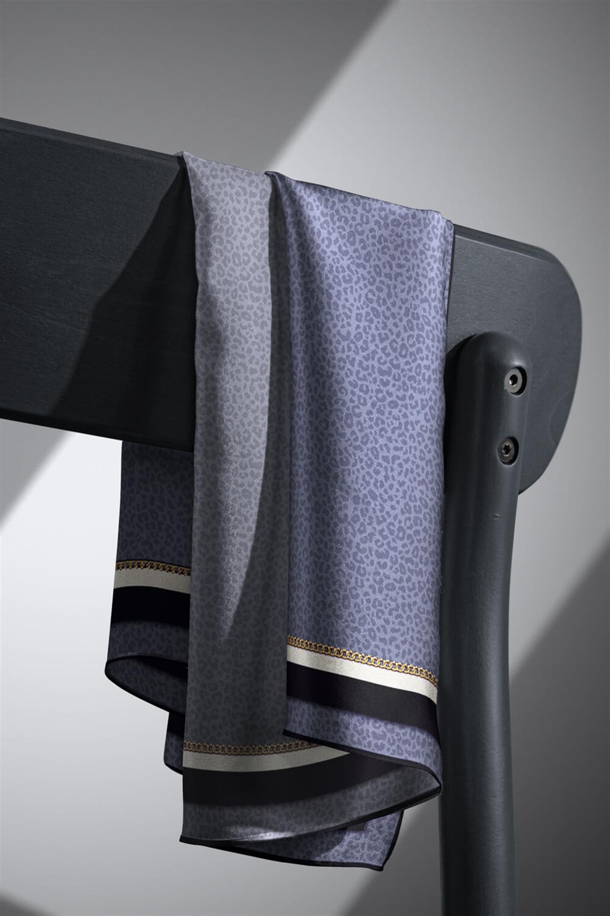 %100 Twill İpek Leopar Desenli Gri Renkli 90x90 Eşarp Dikim Şekli : El Dikişi