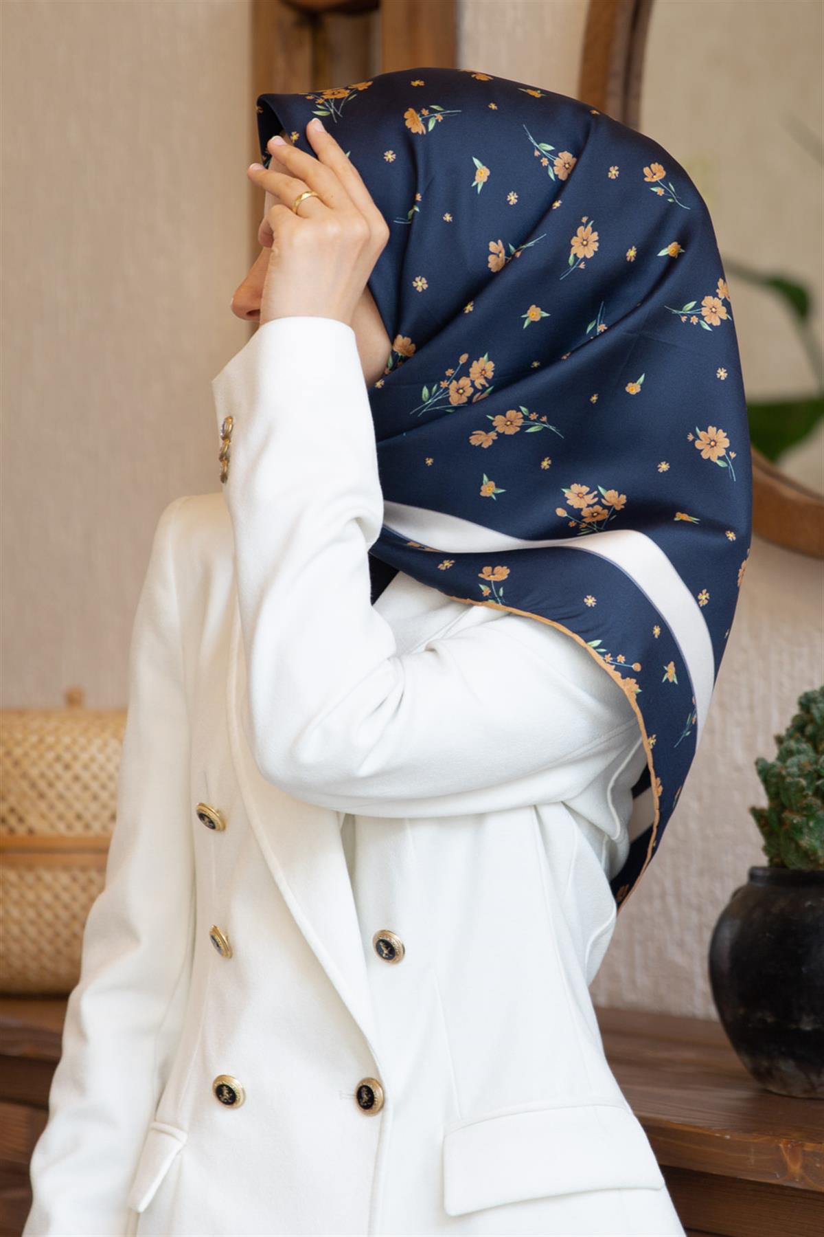 100% Twill İpek Bordürlü Çıtır Çiçek Desenli Lacivert - Gold Renkli 90x90 Dikim Şekli : El Dikişi Eşarp