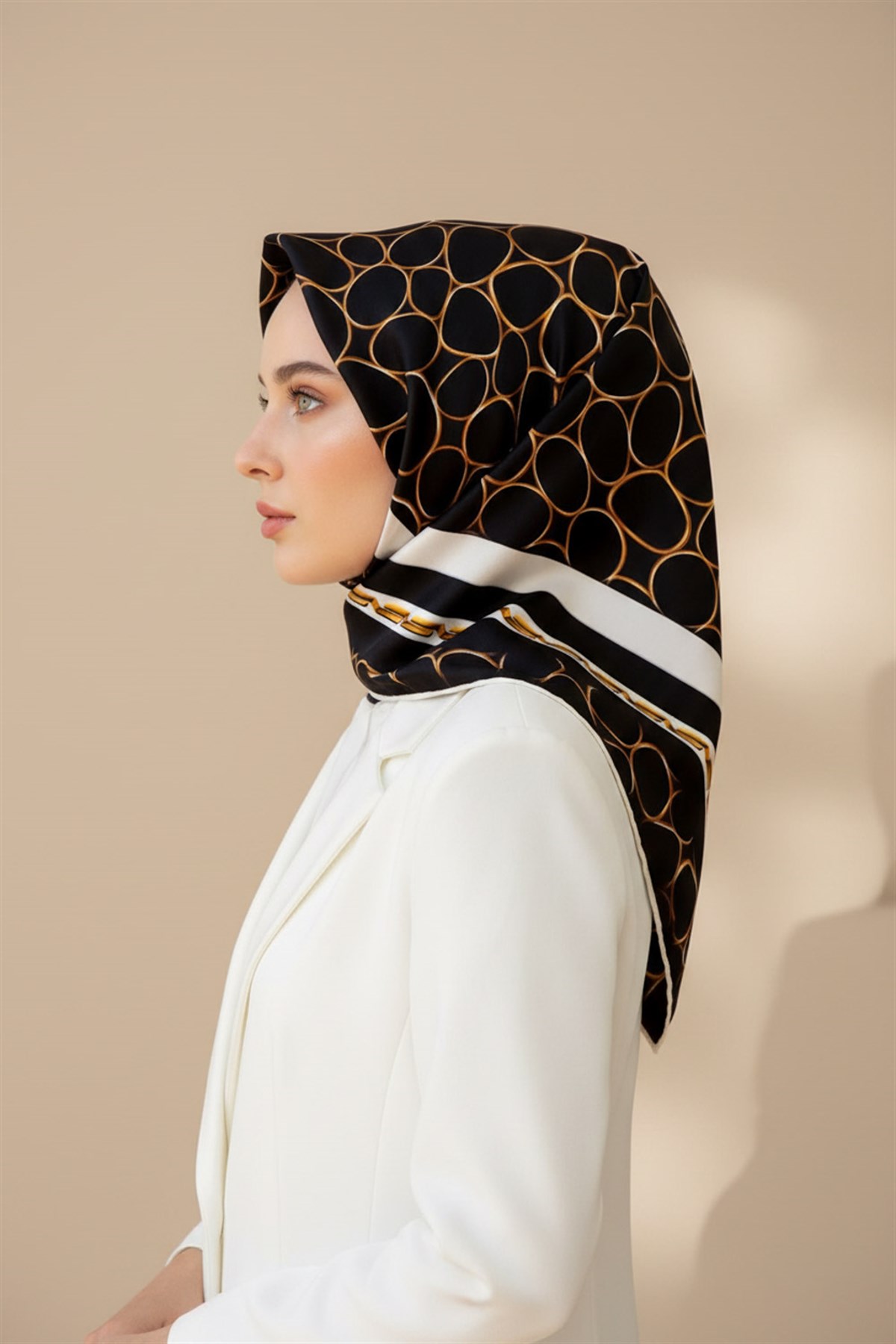 %100 Twill İpek Zincir Desenli Siyah - Krem Renkli 90x90 Eşarp Kenar Dikiş Şekli El Dikişli