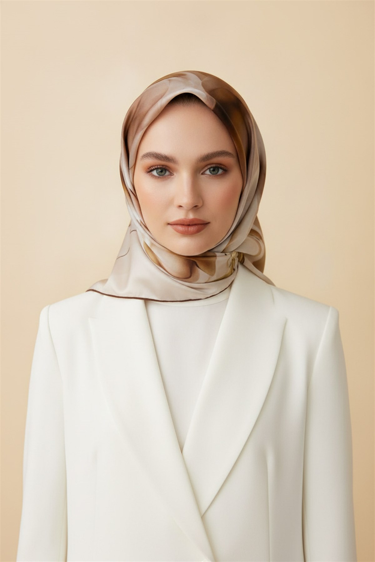%100 Twill İpek Büyük Çiçek Desenli Kahverengi - Krem Renkli 90x90 Eşarp Dikim Şekli : El Dikişi