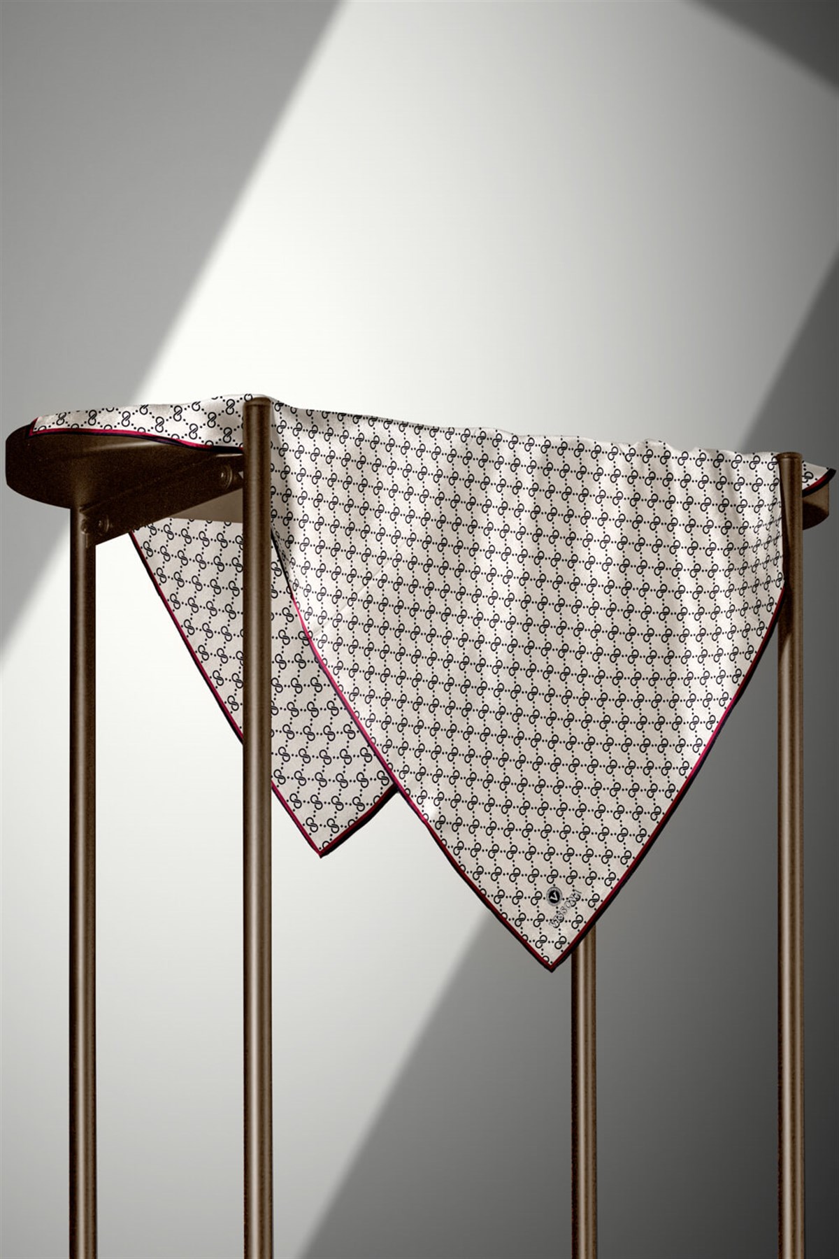 %57 İPEK %43 VİSKON Twill İpek Leopar Desenli Siyah - Krem Renkli 90x90 Eşarp Dikim Şekli : El Dikişi