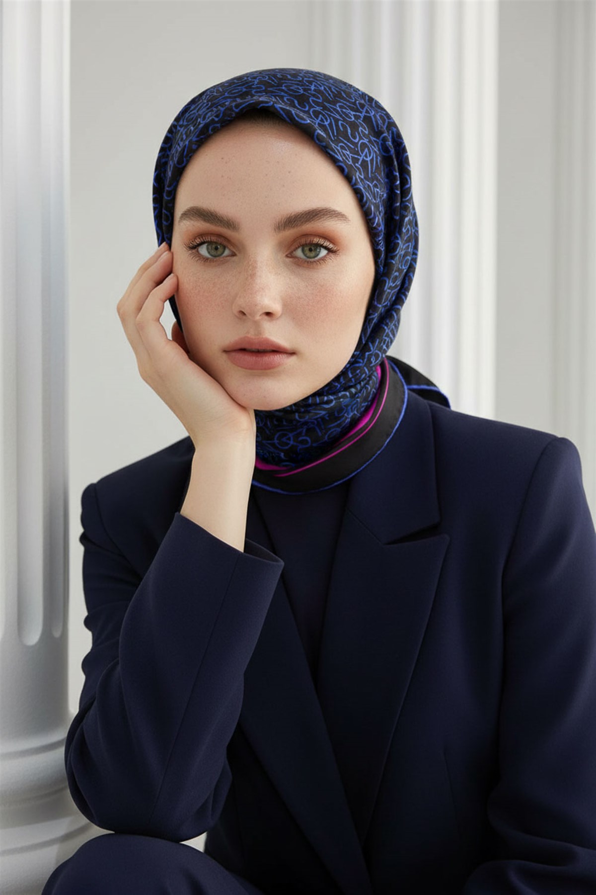 %100 Twill İpek Harf Desenli Siyah - Saks Renkli 90x90 Eşarp Dikim Şekli : El Dikişi