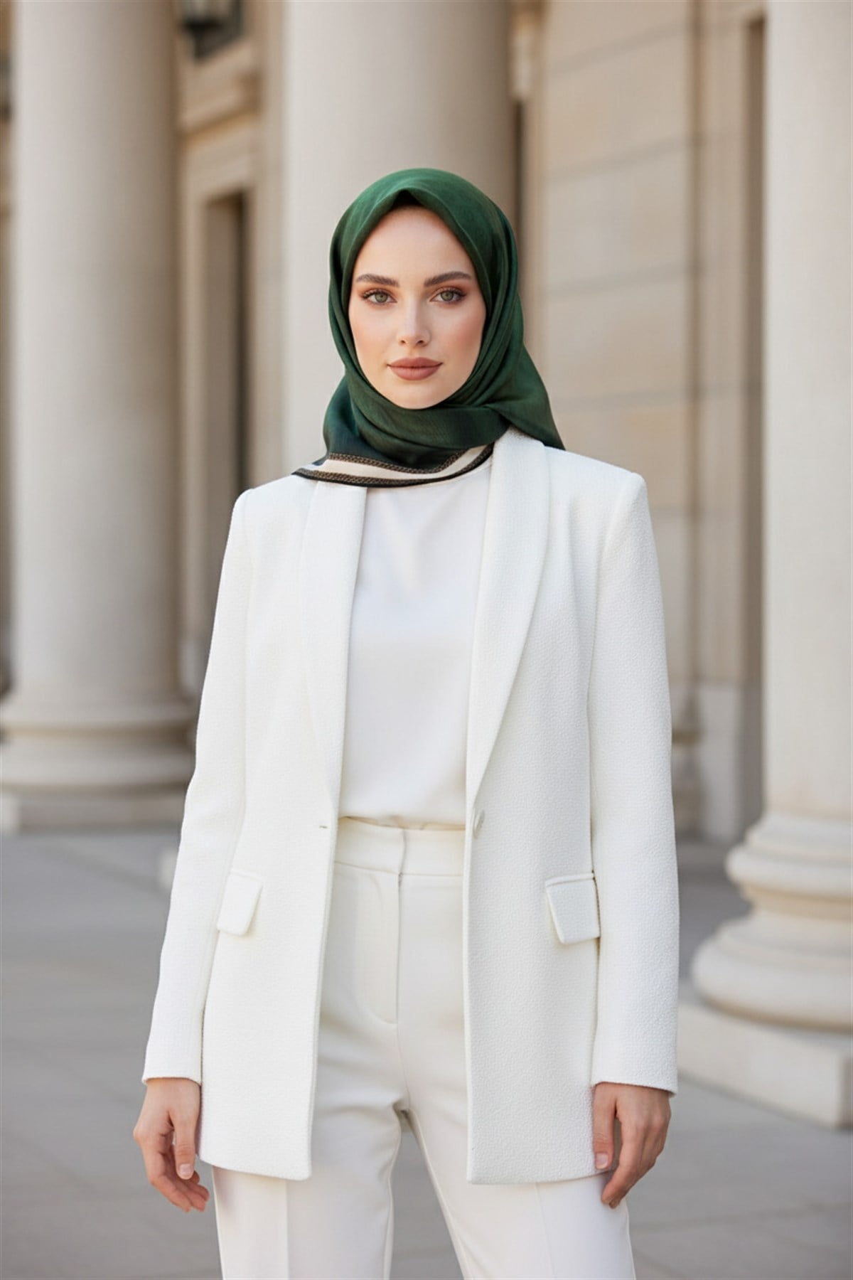 100% Twill İpek Monogram Desenli Zümrüt Yeşili Renkli 90x90 Dikim Şekli : El Dikişi Eşarp