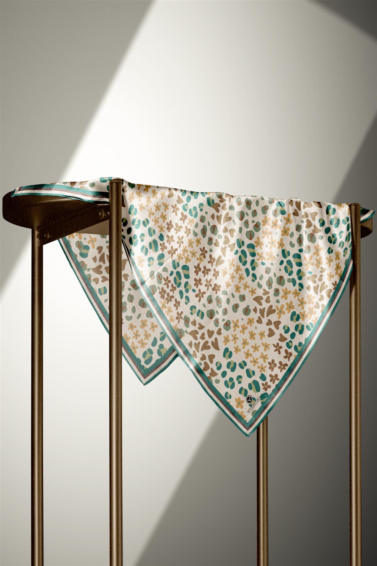 %100 Twill İpek Kalpli Leopar Desenli Zümrüt Yeşili - Vizon Renkli 90x90 Eşarp Dikim Şekli : El Dikişi