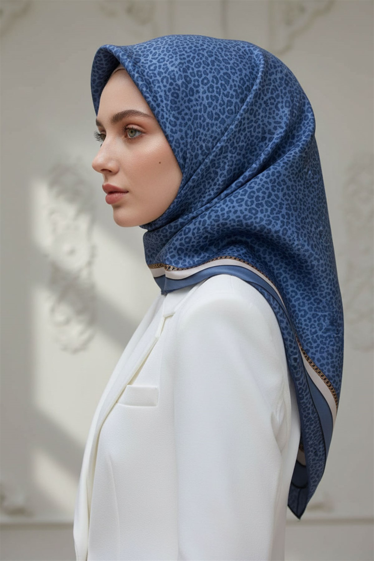 %100 Twill İpek Leopar Desenli İndigo - Krem Renkli 90x90 Eşarp Dikim Şekli : El Dikişi