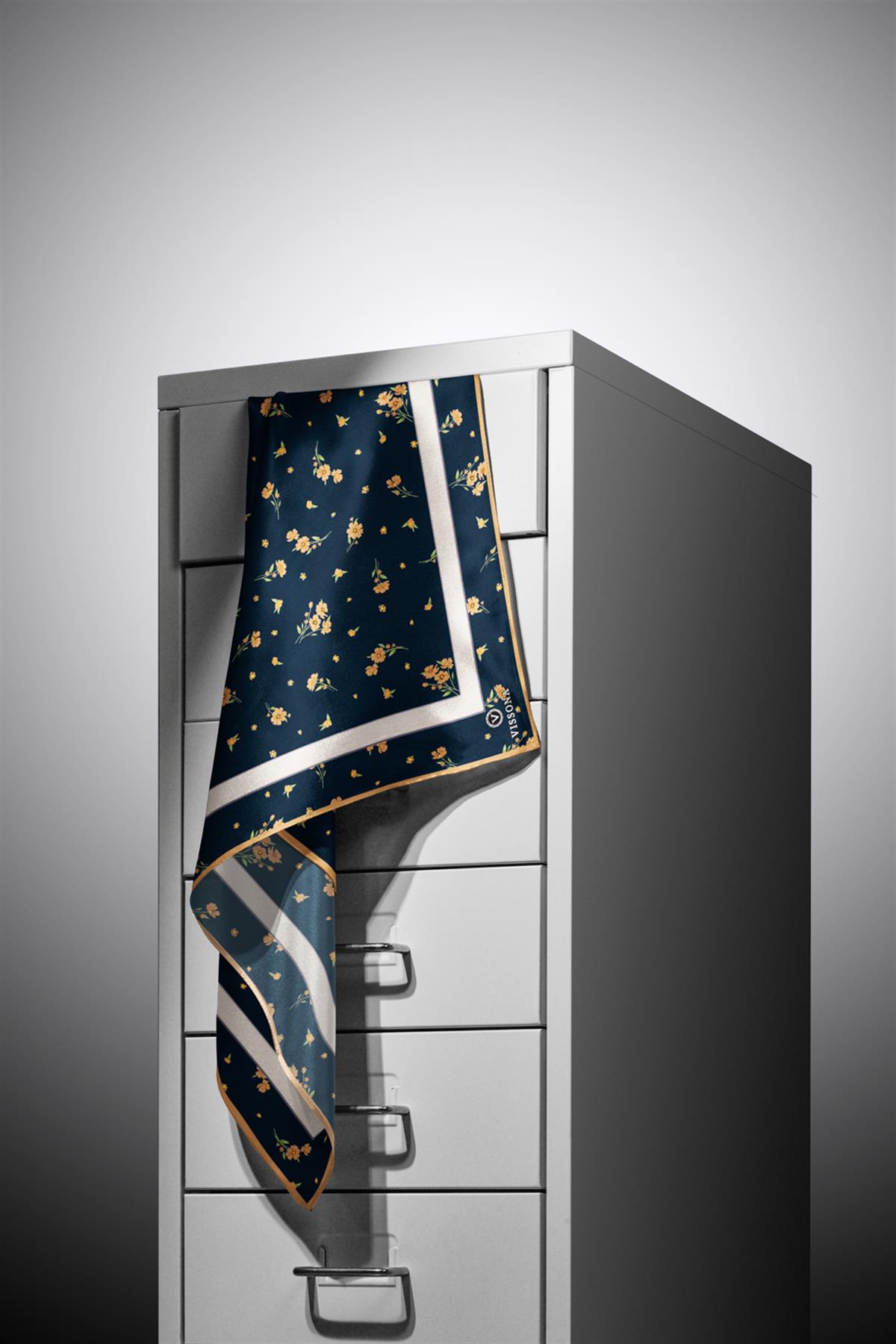 100% Twill İpek Bordürlü Çıtır Çiçek Desenli Lacivert - Gold Renkli 90x90 Dikim Şekli : El Dikişi Eşarp