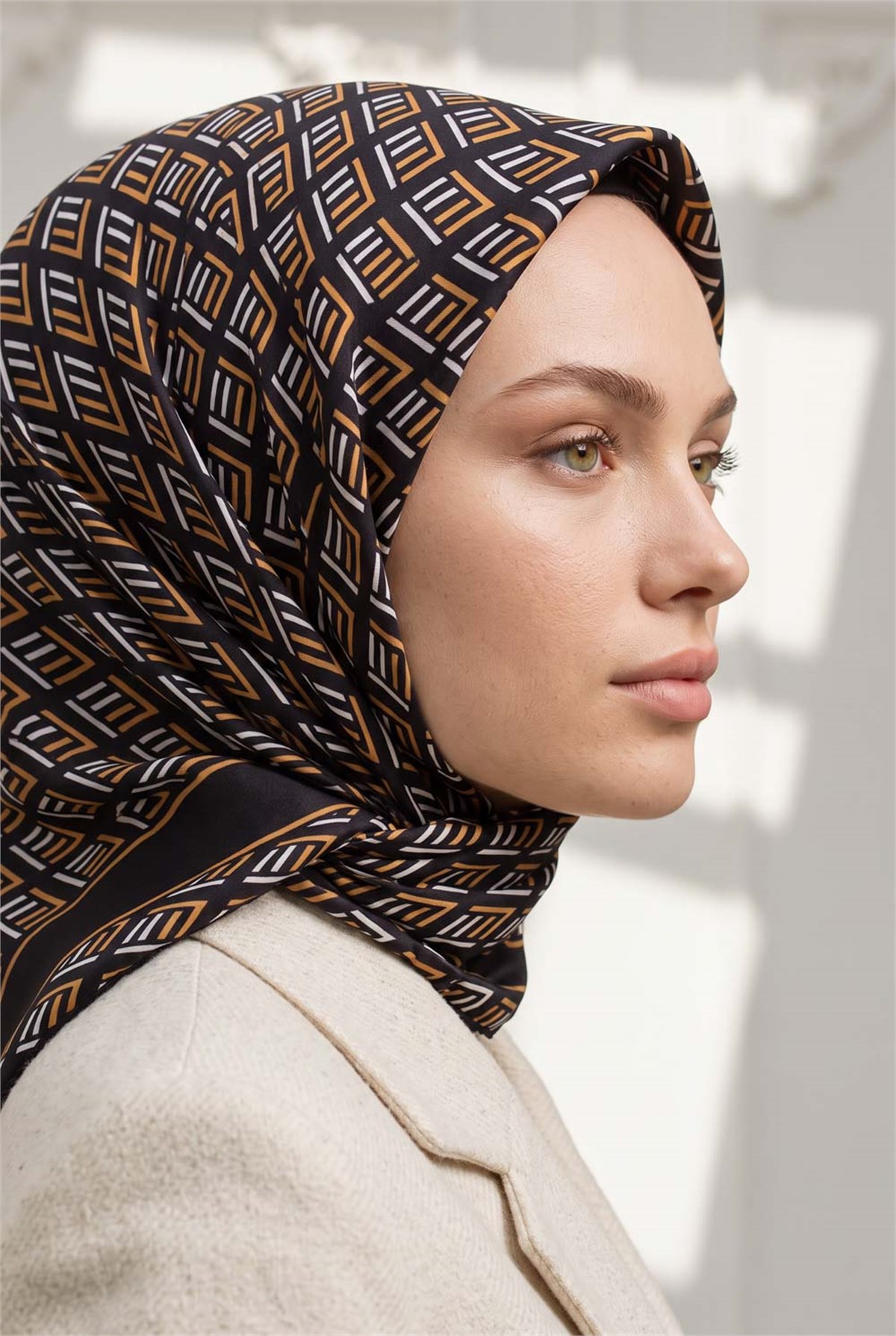 % 57 İPEK % 43 VİSKON Twill İpek Geometrik Desenli Siyah - Gold Renkli 90x90 Eşarp Dikim Şekli : El Dikişi