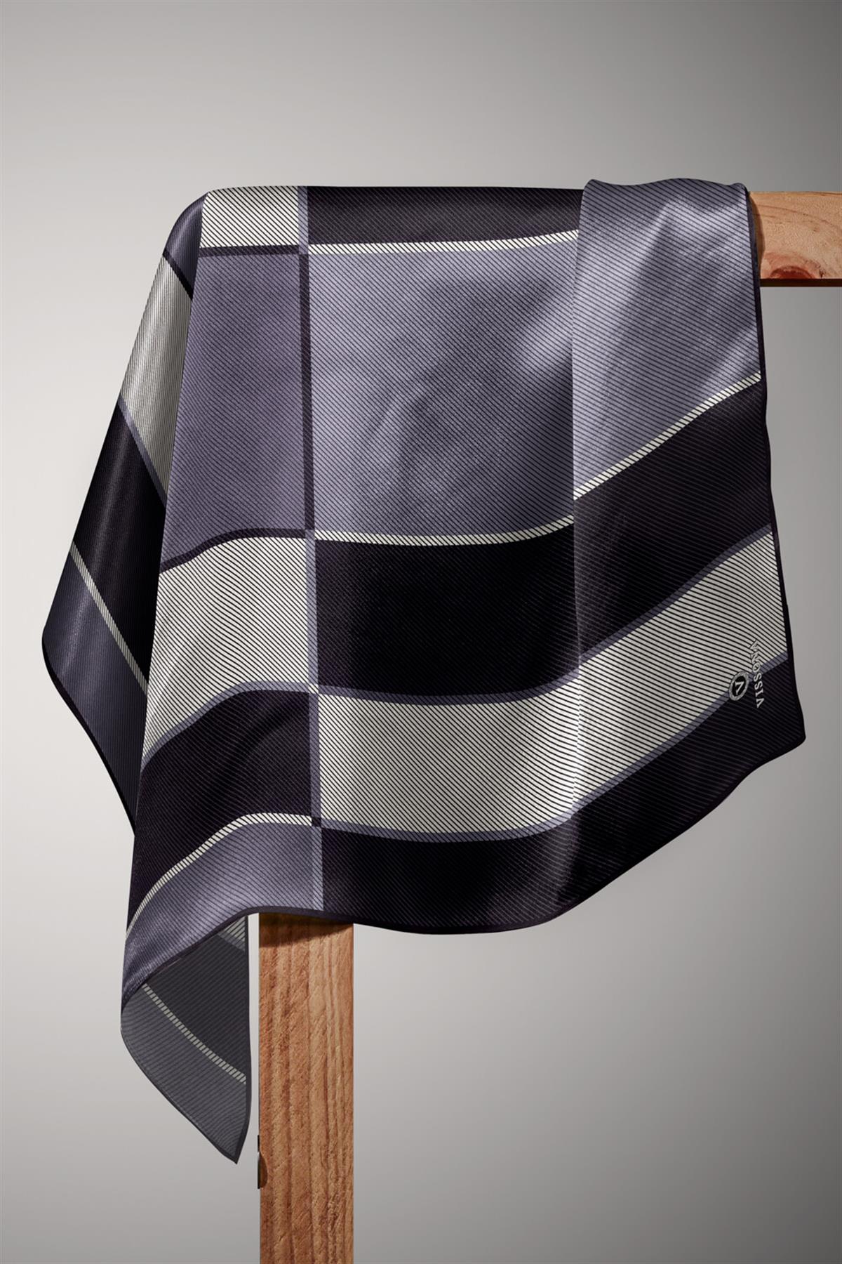 %100 Twill İpek Geometrik Desenli Gri Renkli 90x90 Eşarp Dikim Şekli : El Dikişi